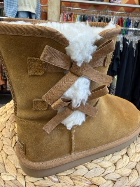 New  Without Tag UGG Light brown White Shoe Size 4 Girls Designer Boot