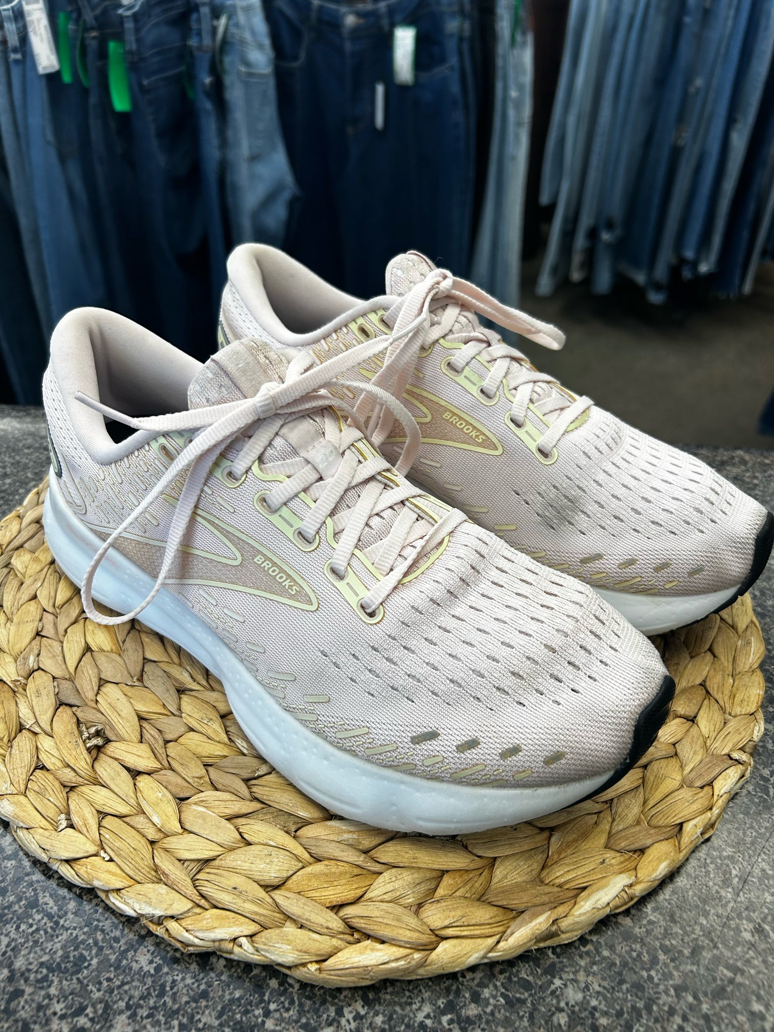 Pre-owned BROOKS Light pink Light Yellow Size 10.5 Designer Sneaker