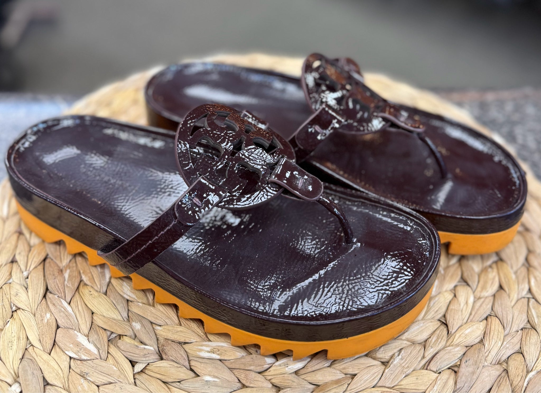 Pre-owned TORY BURCH Maroon Orange Trim Size 8.5 Designer Sandal