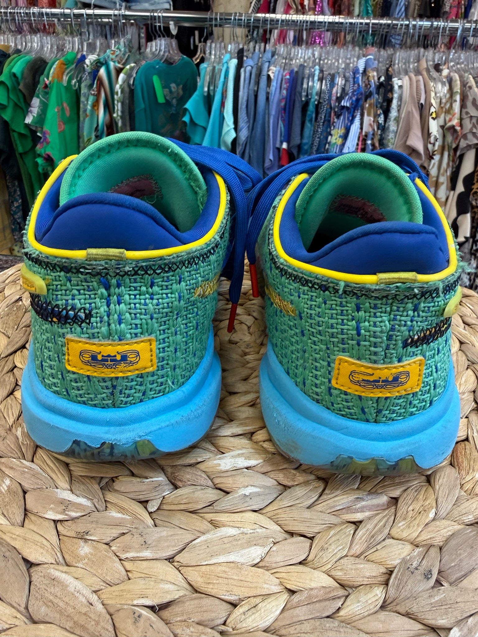 Pre-owned NIKE Green Multi Trim Shoe Size 6.5 Girls Sneaker