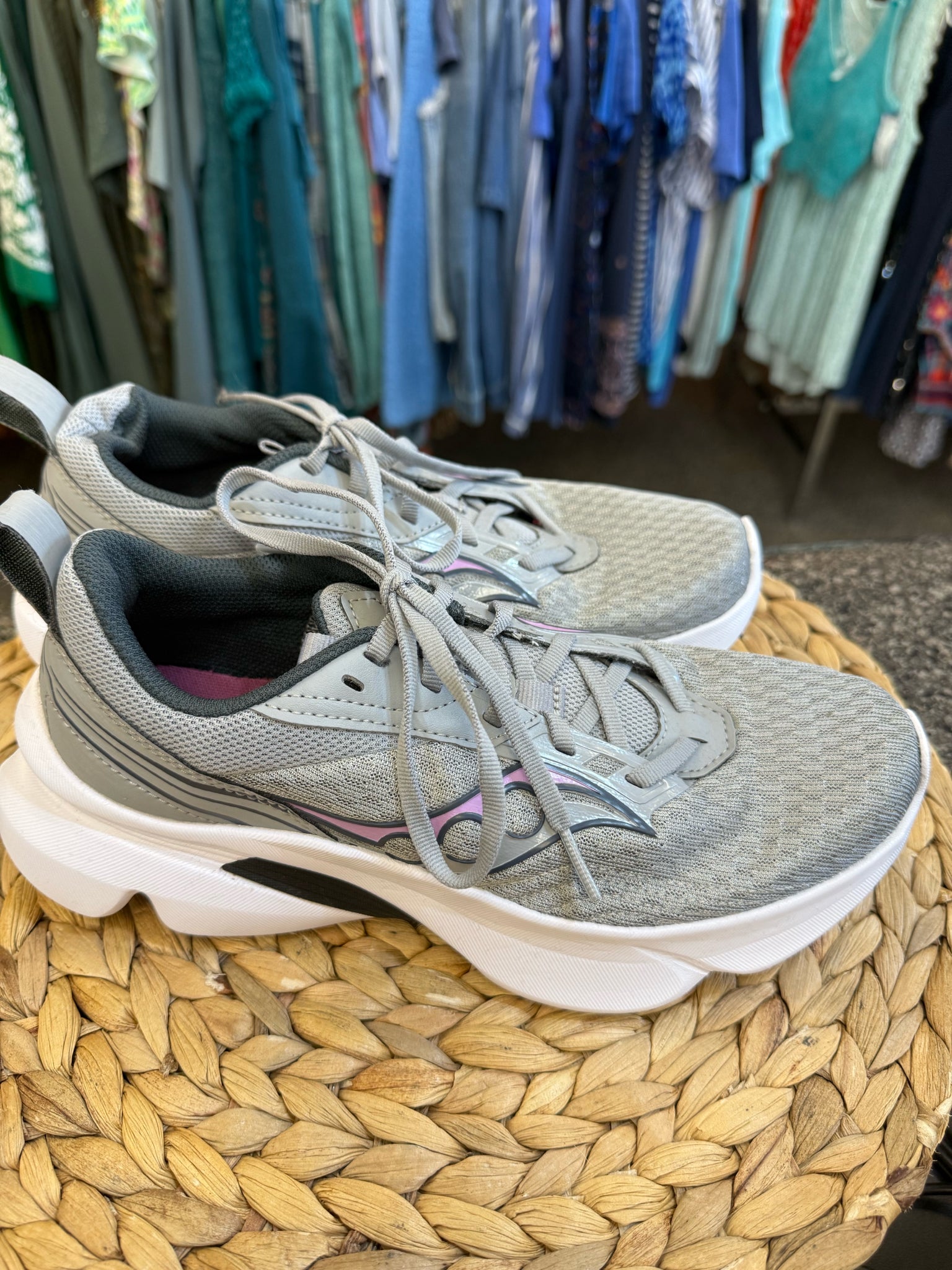 Pre-owned SAUCONY Gray Lavender Size 7.5 Sneaker
