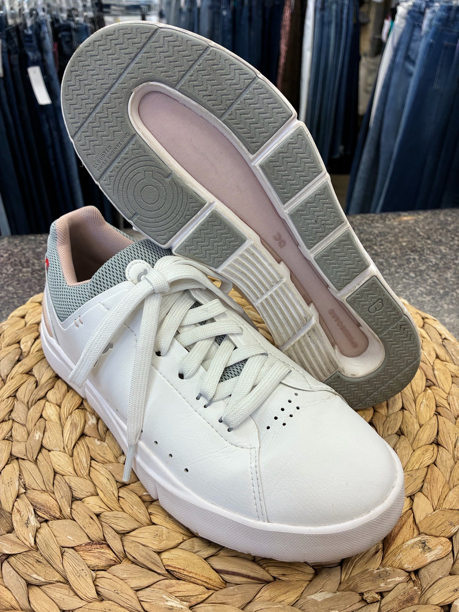Pre-owned On Cloud White Teal trim Size 7 Designer Sneaker