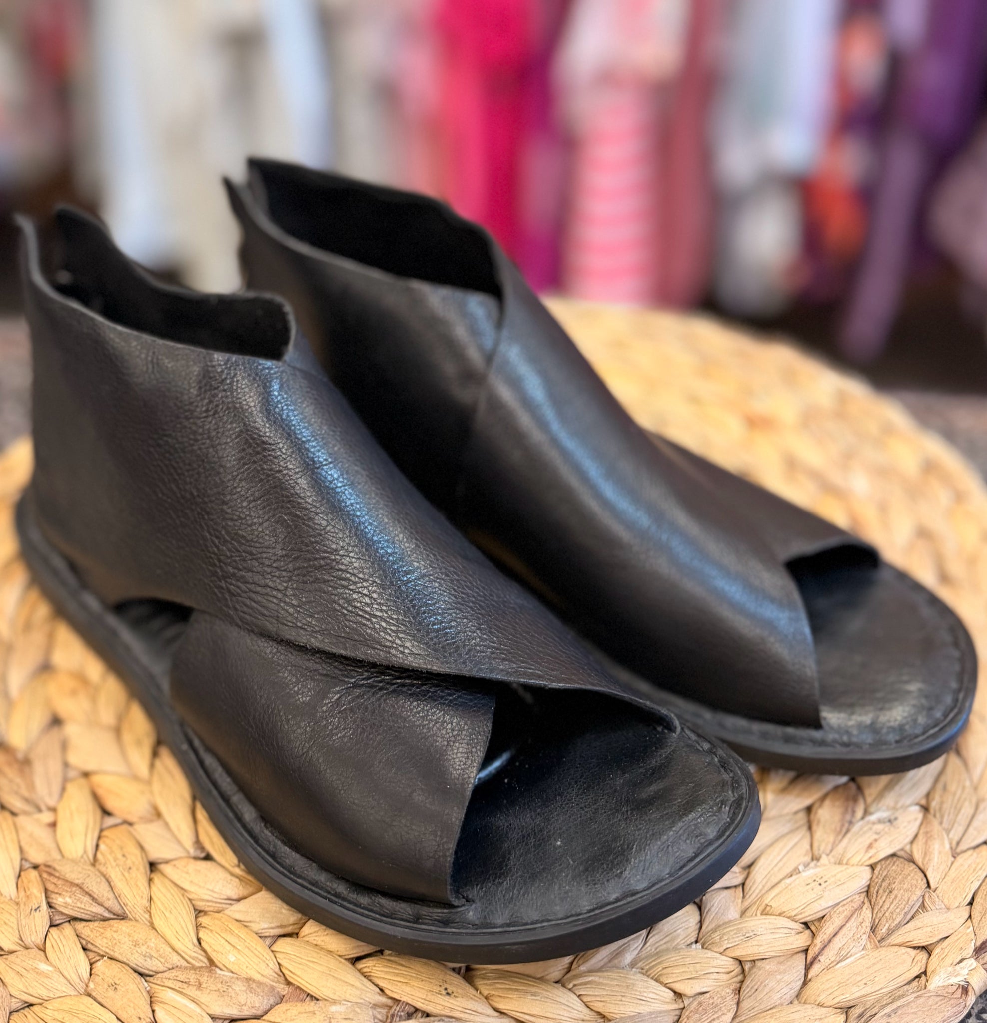 Pre-owned BORN Black Size 8 Designer Sandal