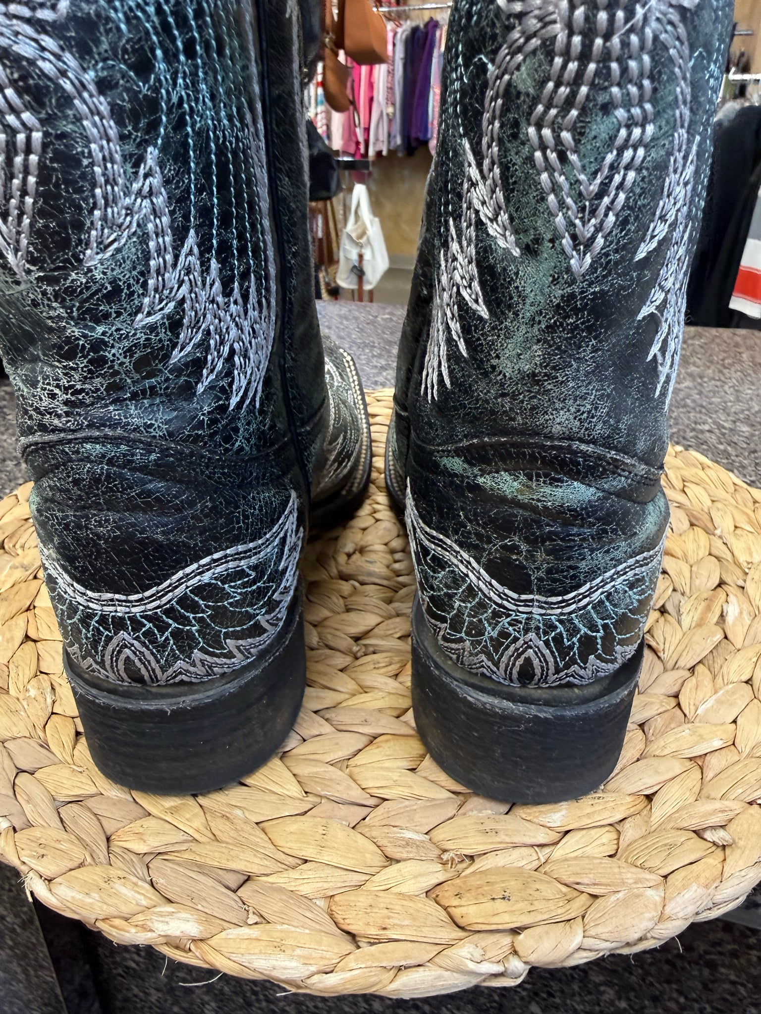 Pre-owned CIRCLE G Green print White Trim Size 8.5 Designer Boot