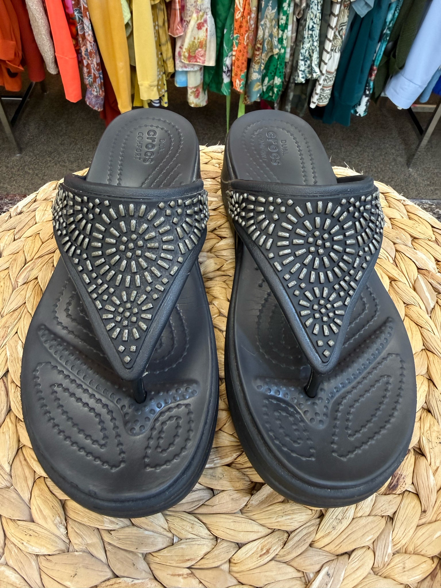 Pre-owned CROCS Black Dark Gray Trim Size 8 Flip Flop