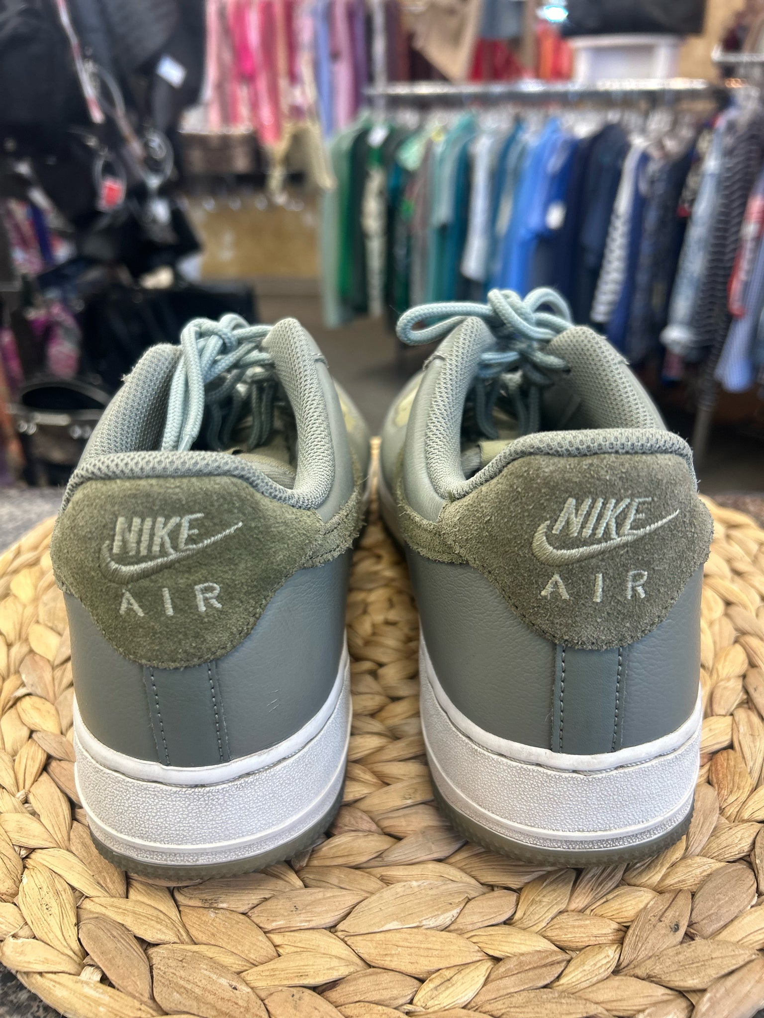 Pre-owned NIKE Green SHOE SIZE 9.5 MENS Designer Sneaker
