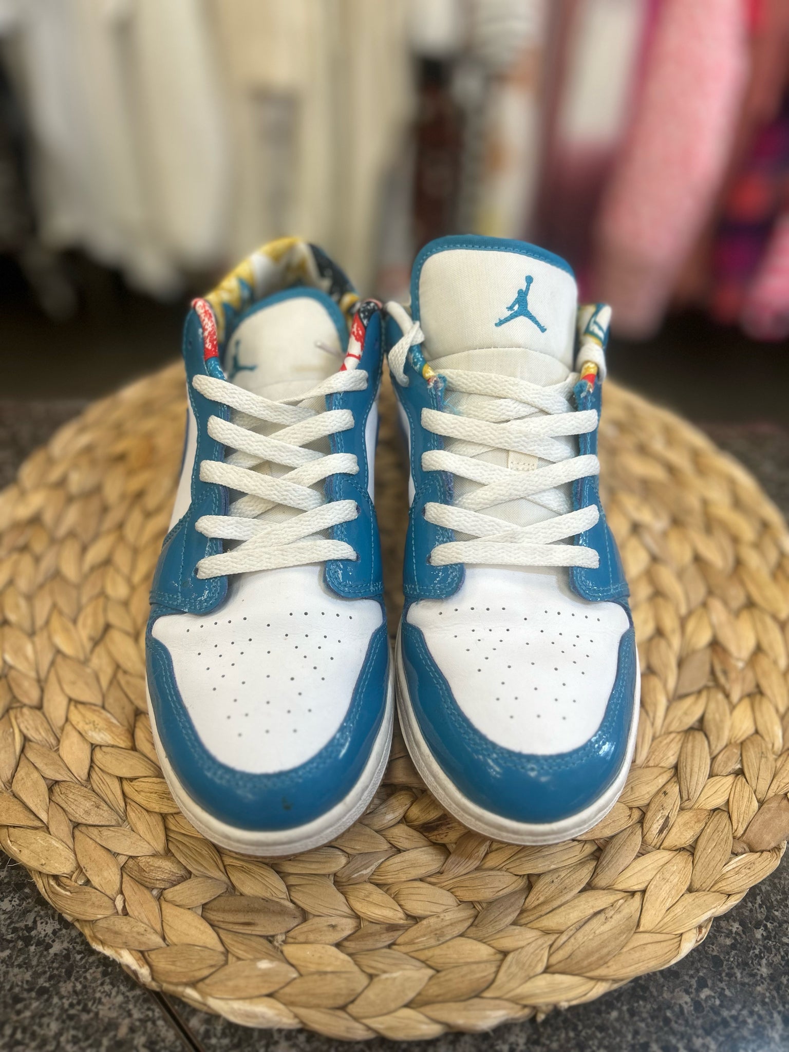 Pre-owned NIKE White Teal trim C-SIZE 6.5 Boys Designer Sneaker