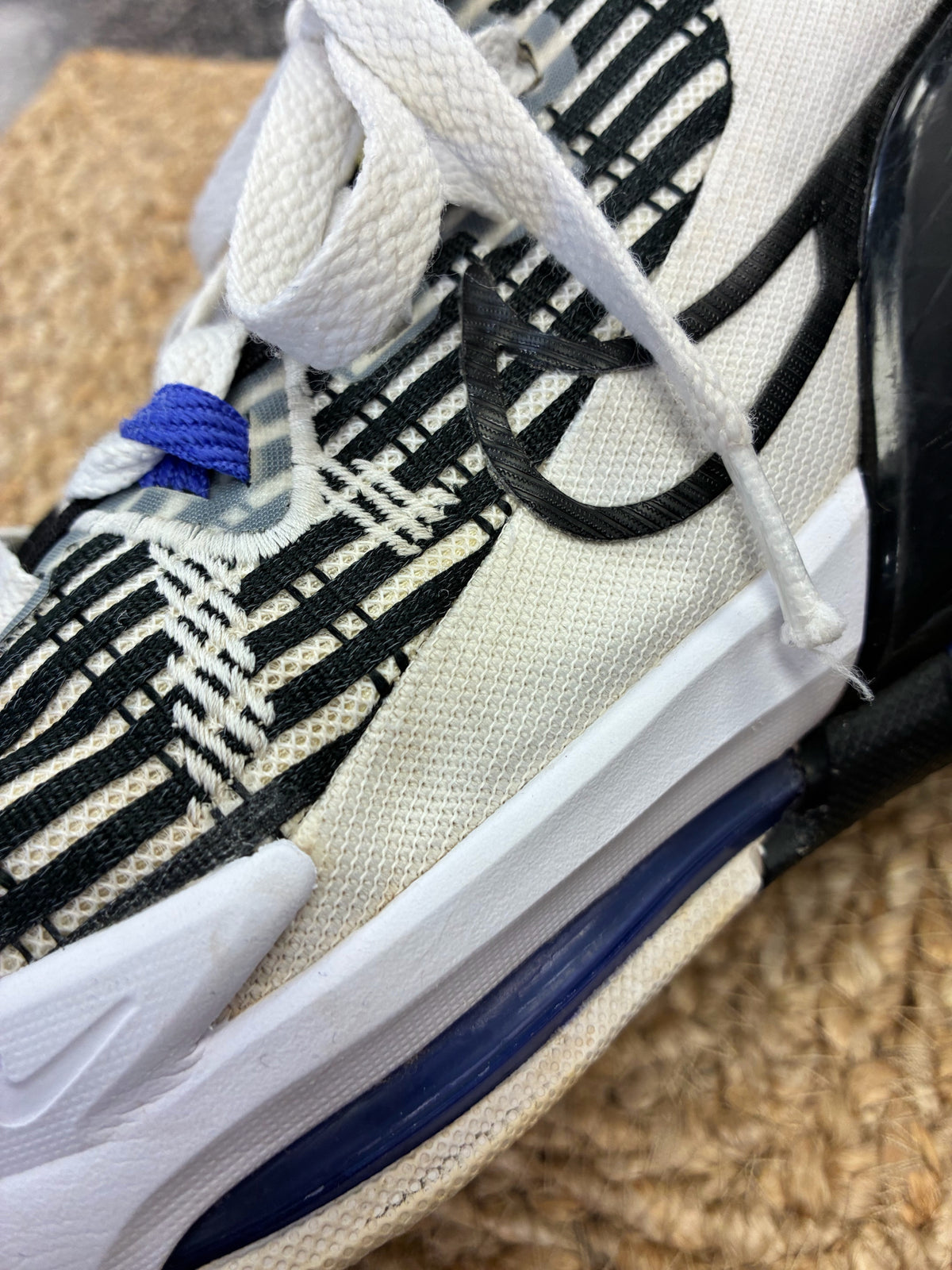 Pre-owned NIKE Off white Black Trim C-SIZE 5 Boys Sneaker