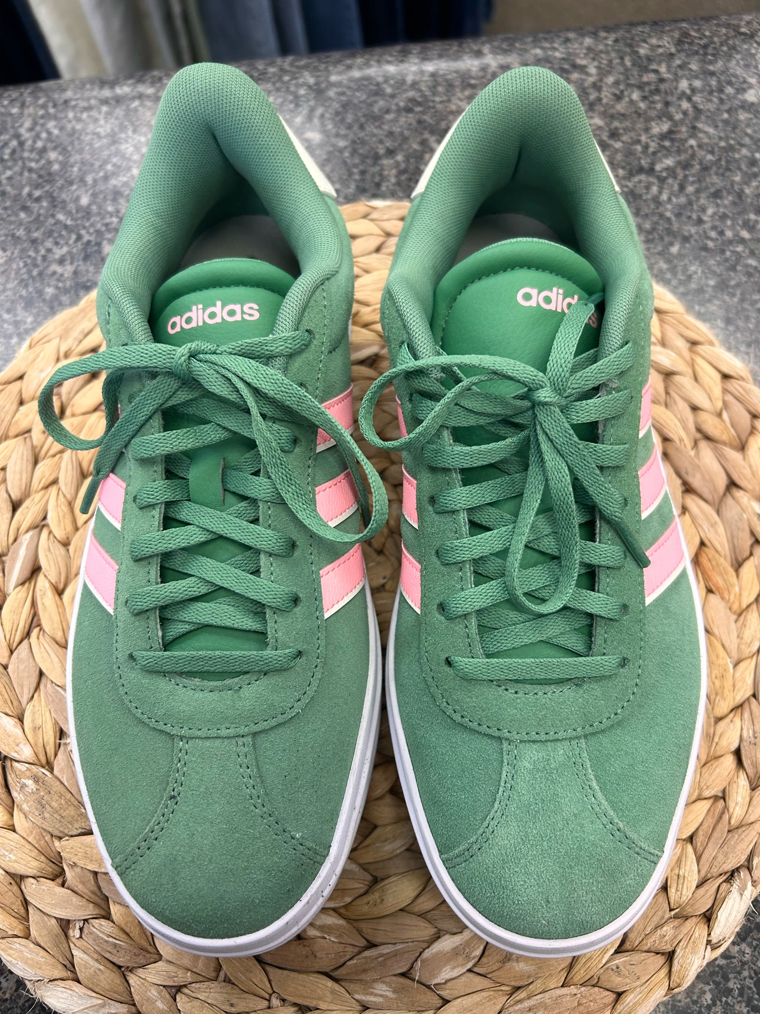 Pre-owned ADIDAS Green Pink Trim Size 9 Sneaker