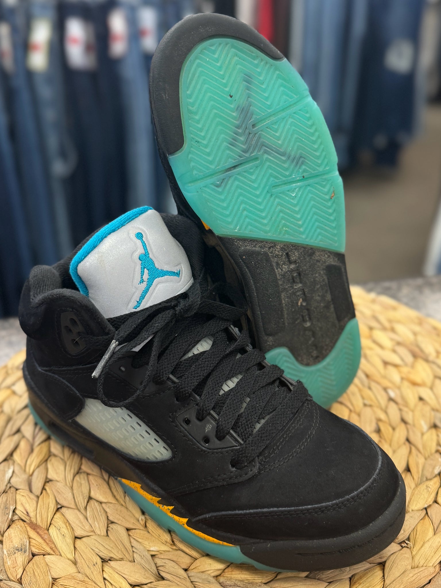 Pre-owned AIR JORDAN Black Teal trim C-SIZE 4 Boys Designer Sneaker