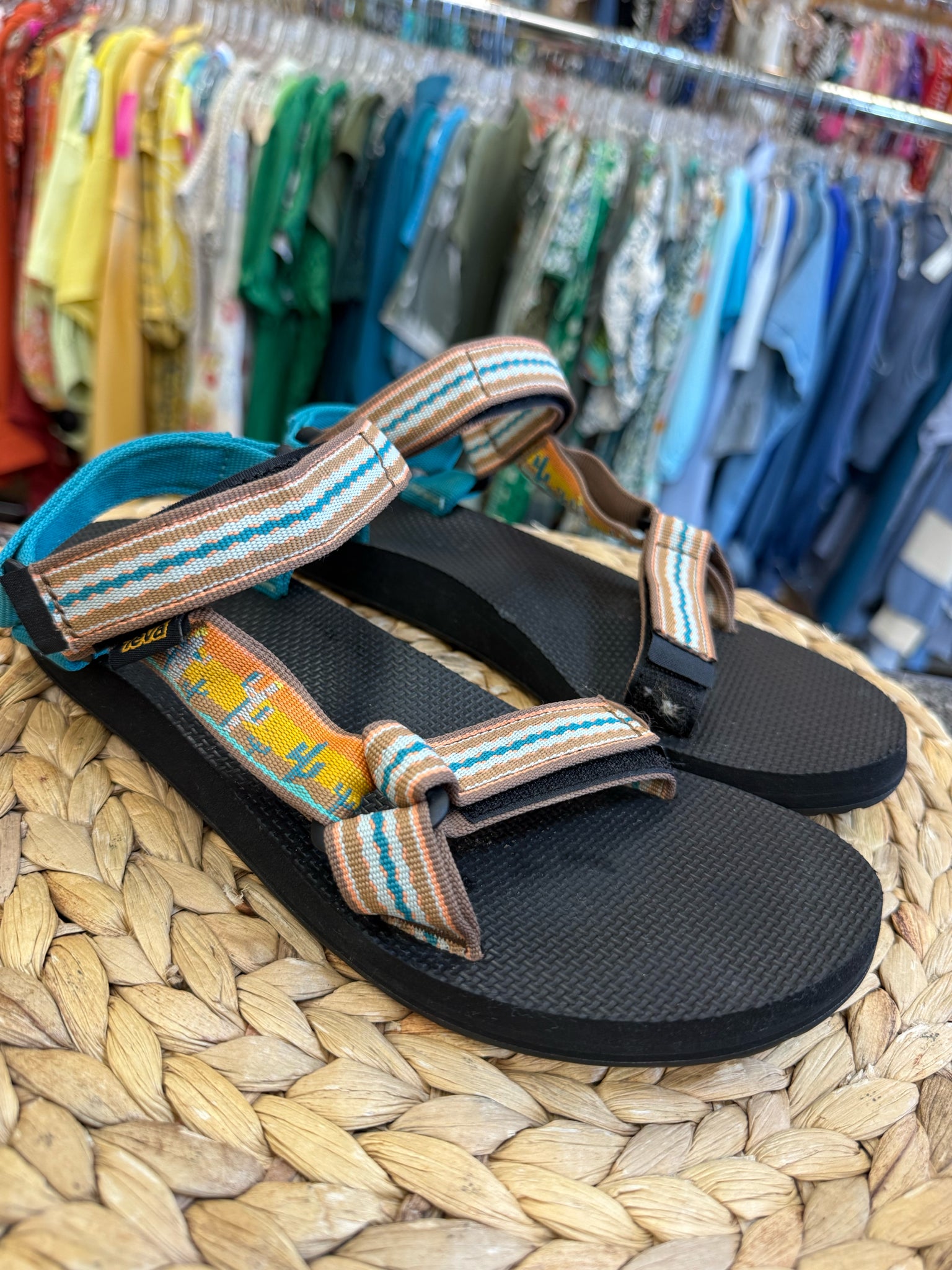 Pre-owned TEVA Green Peach Blend Size 8 Sandal