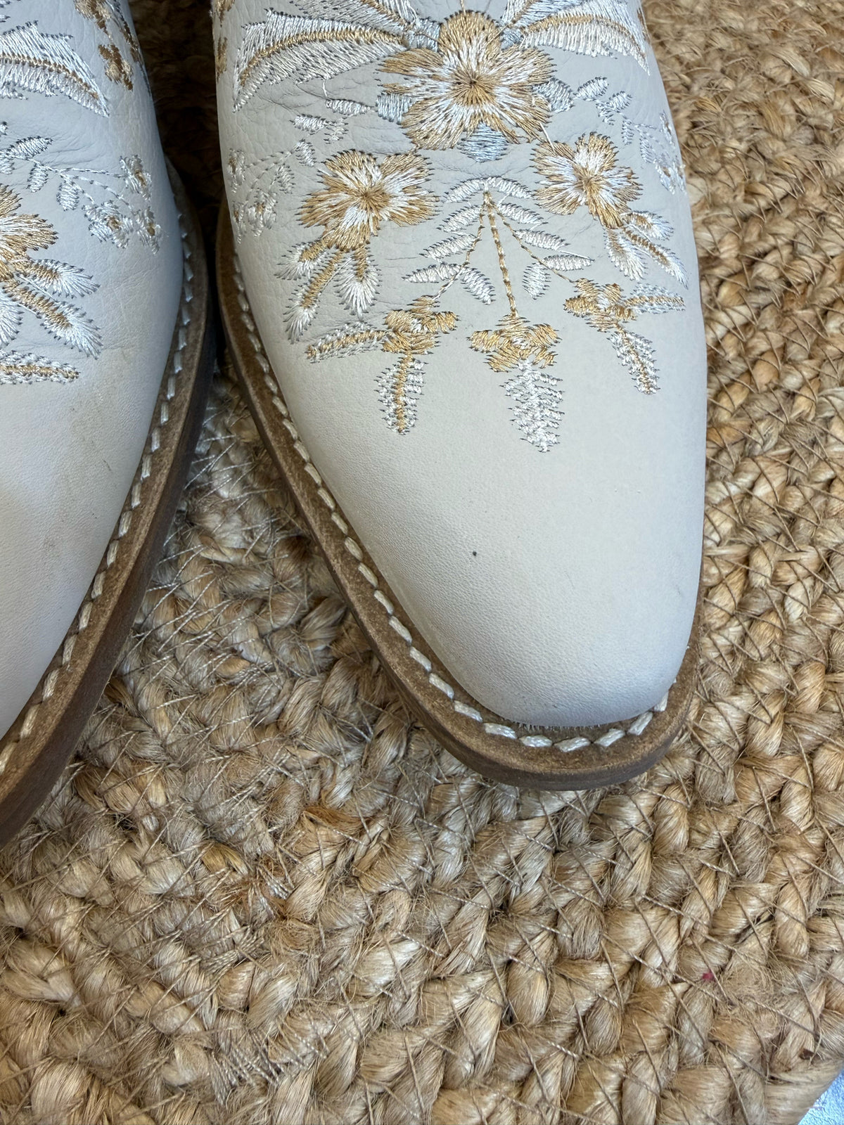 Pre-owned CORRAL Cream light brown floral Size 9 Designer Boot