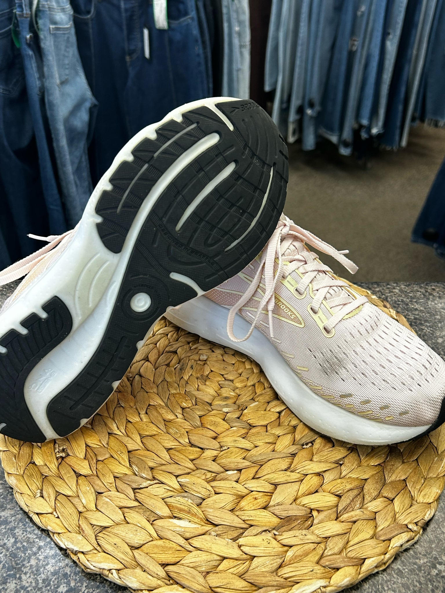 Pre-owned BROOKS Light pink Light Yellow Size 10.5 Designer Sneaker