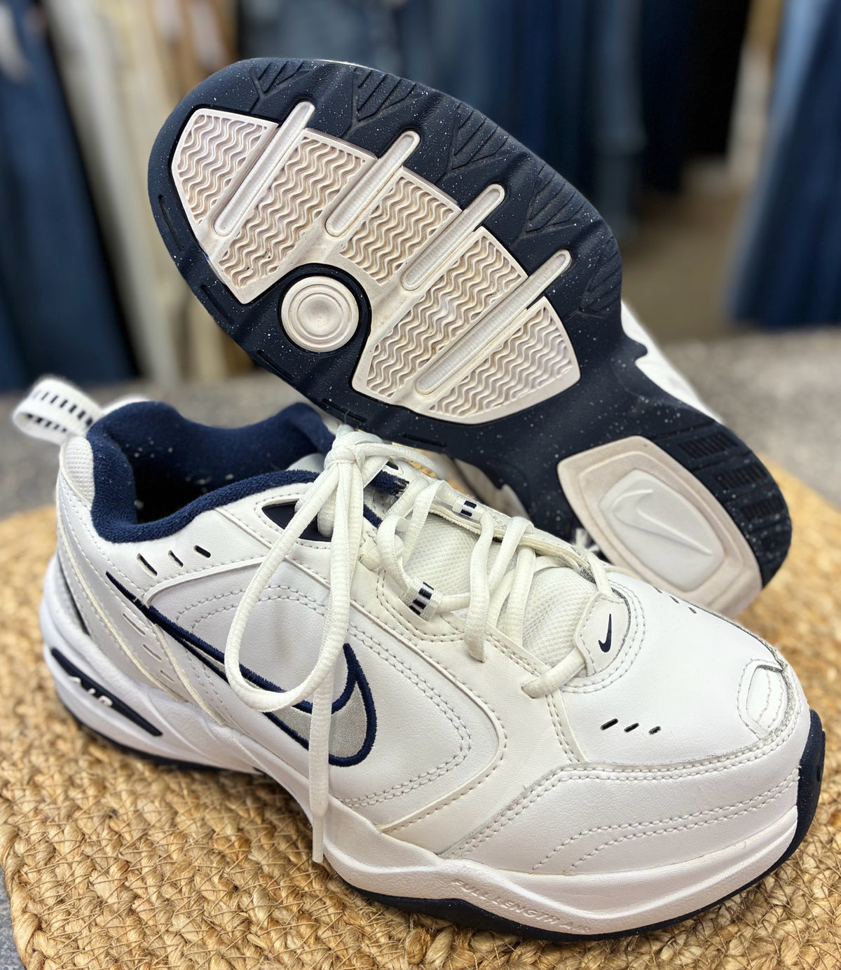 Pre-owned NIKE White Navy Trim Size 6.5 Sneaker