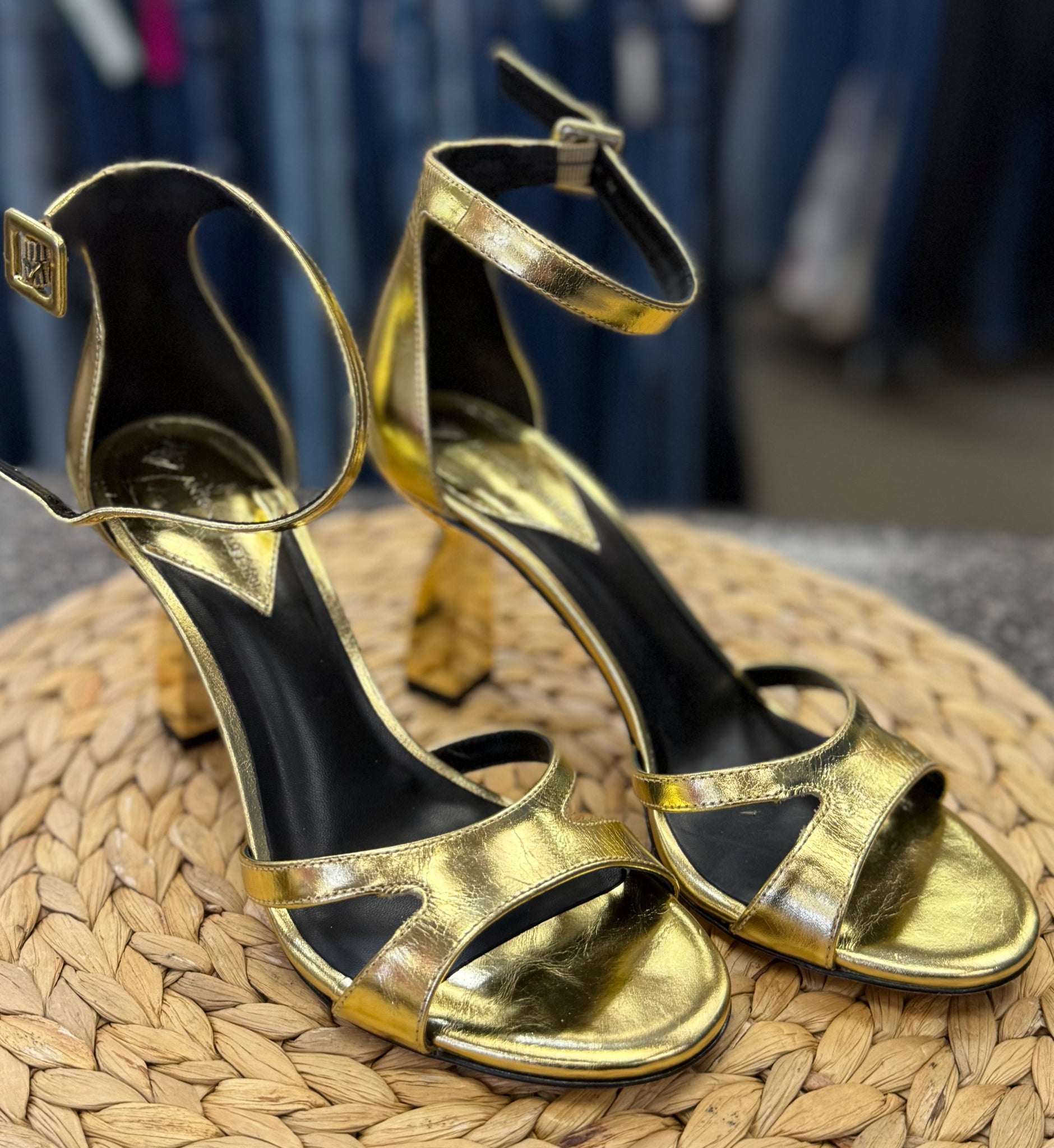 New with Tag ANTONIO MELANI Gold Size 7.5 Heel