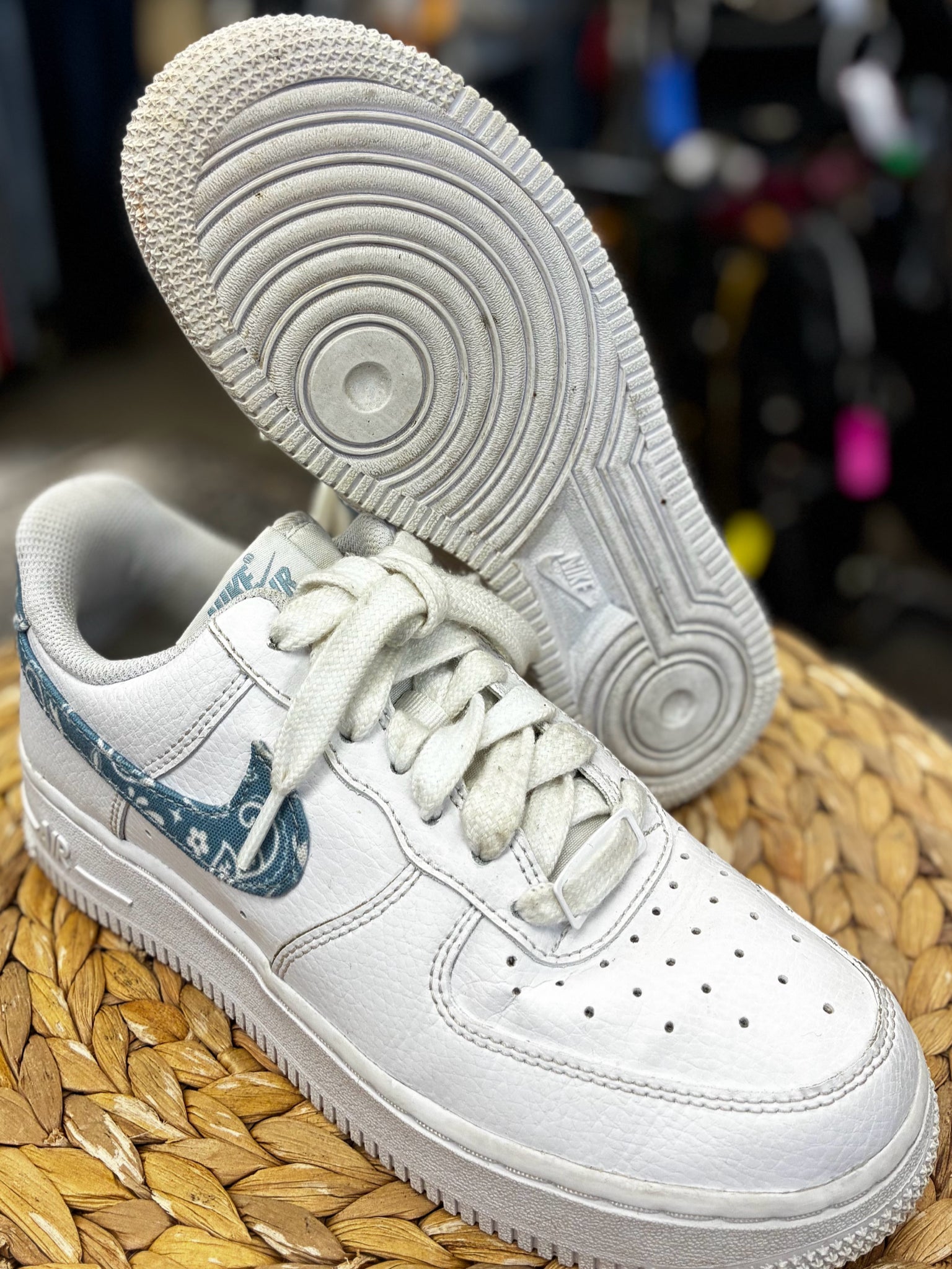 Pre-owned NIKE White Blue Trim Size 6 Designer Sneaker