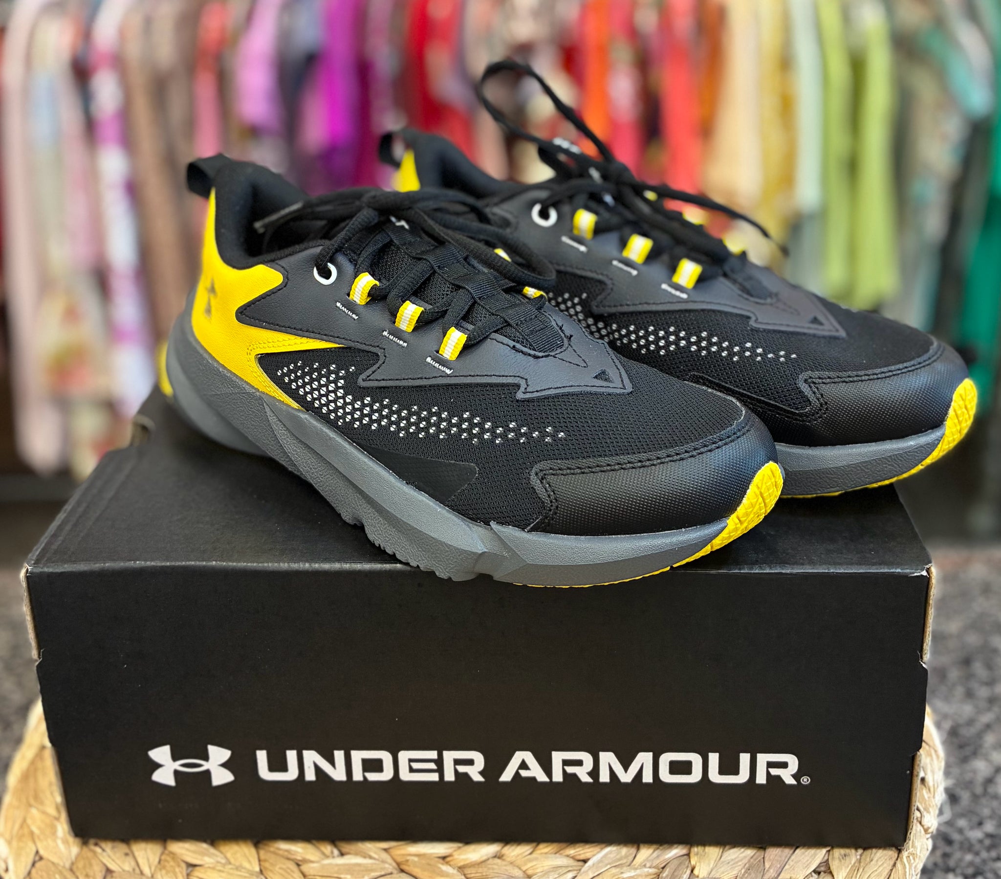 New with Tag UNDER ARMOUR Black Yellow Trim C-SIZE 5.5 Boys Sneaker