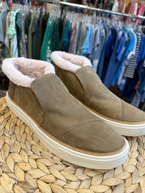 New with Tag TOMS Light brown Pink Trim Size 10 Shoe