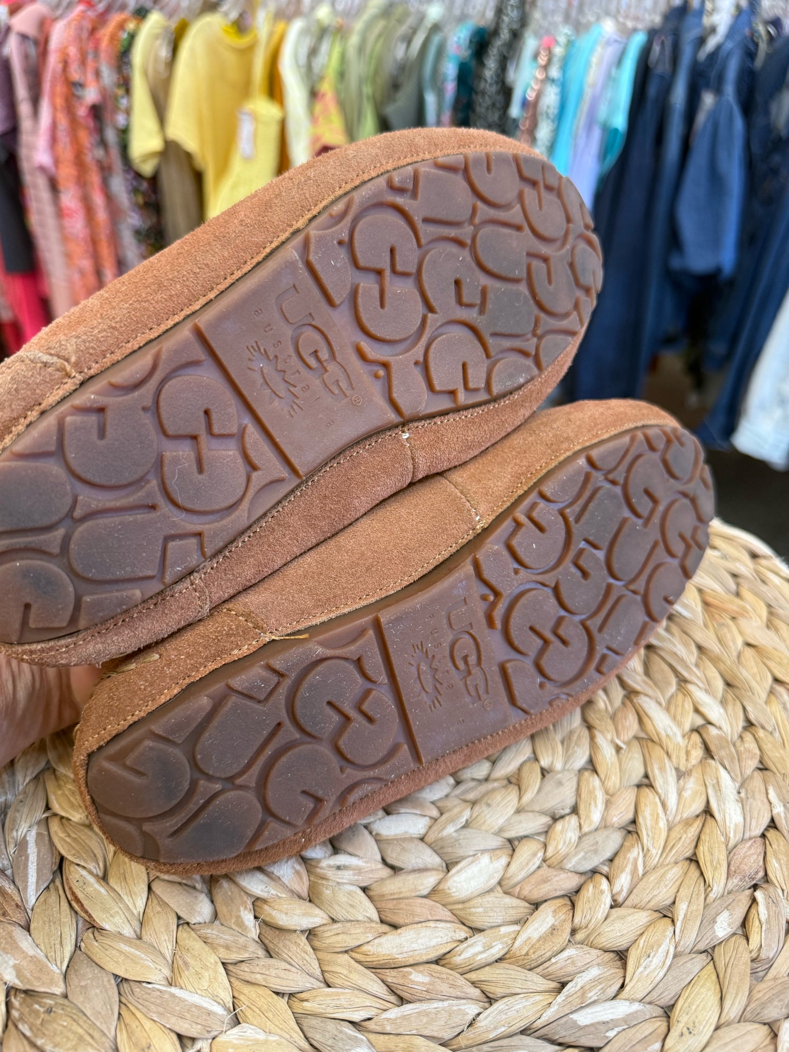 Pre-owned UGG Dark Brown Signature Tan Size 6 Slipper