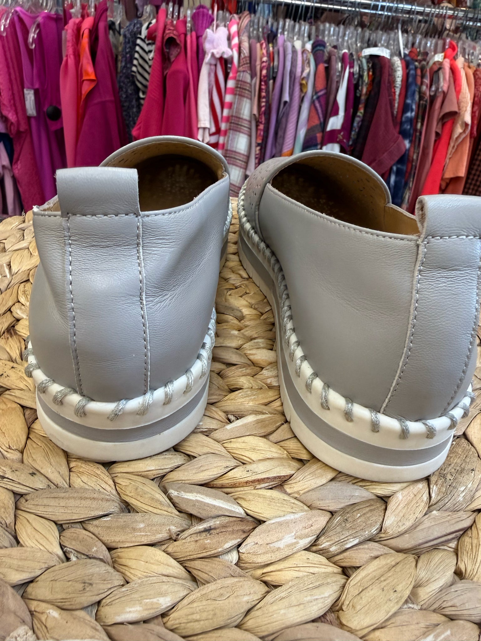 New with Tag FIVE TRIBE Light gray Size 8 Shoe