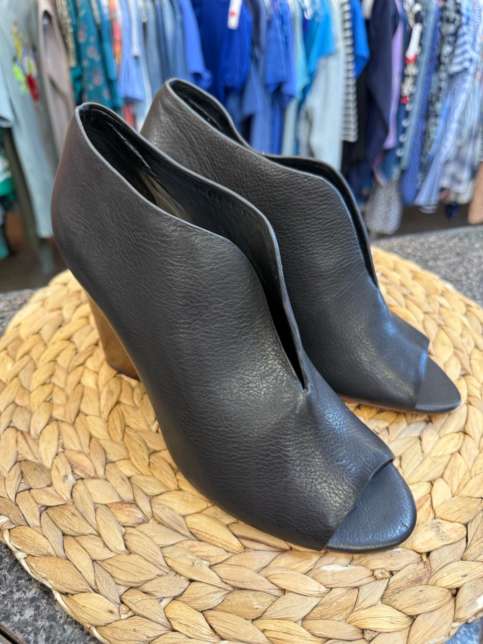 Pre-owned VINCE CAMUTO Black Size 8 Designer Shoe