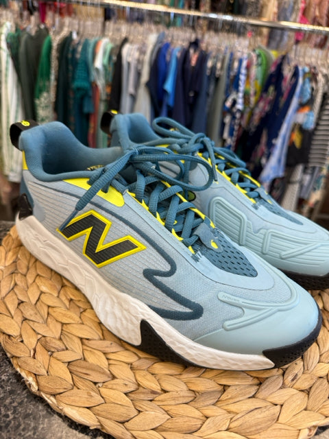 Pre-owned NEW BALANCE Light blue Teal trim Size 9.5 Sneaker