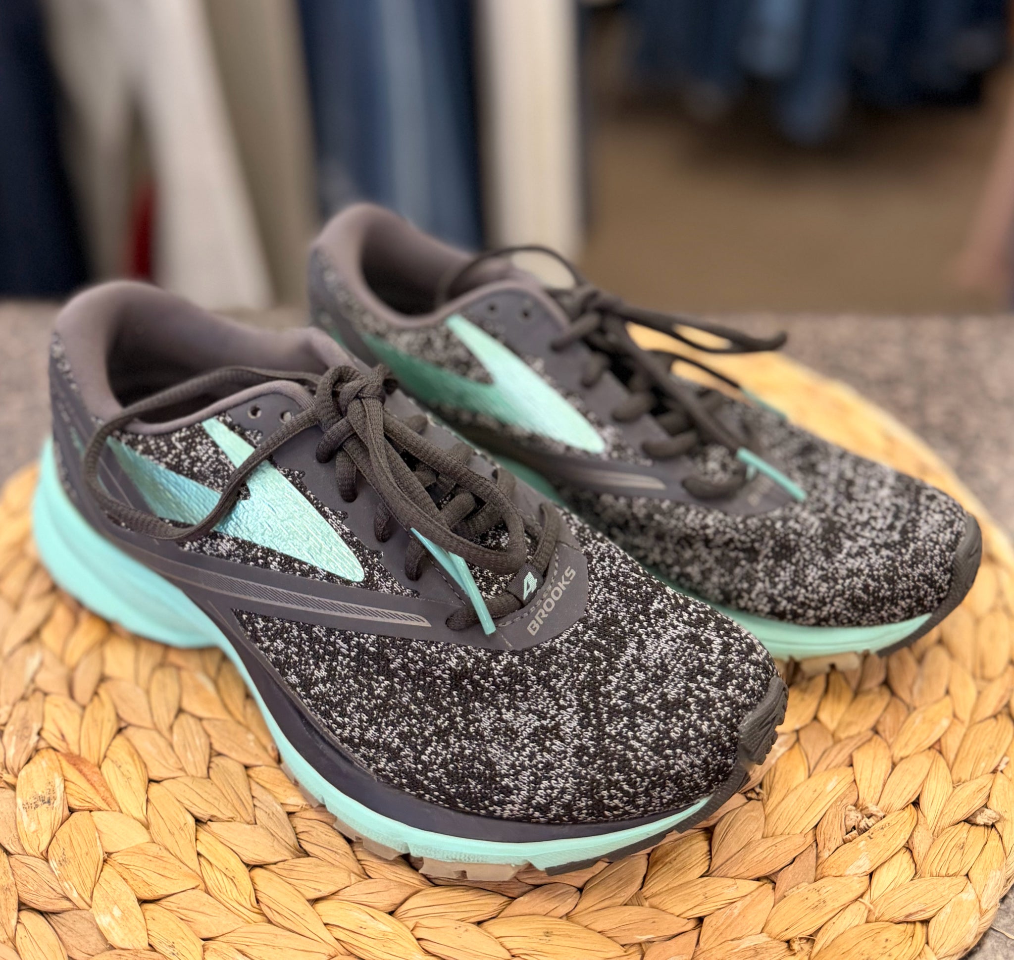 Pre-owned BROOKS Black Turquoise Size 7.5 Designer Sneaker