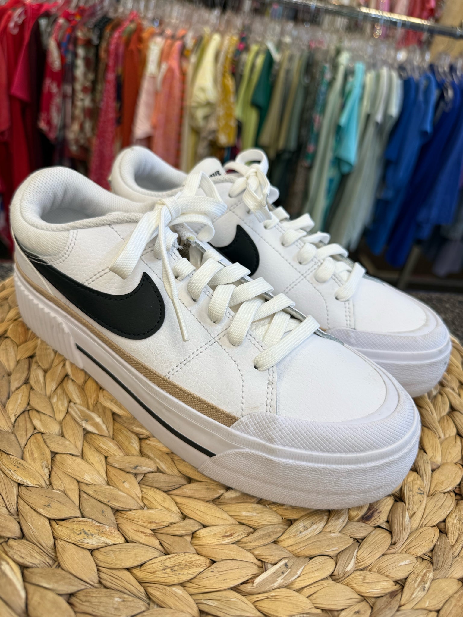 Pre-owned NIKE White Black Trim Size 7.5 Sneaker
