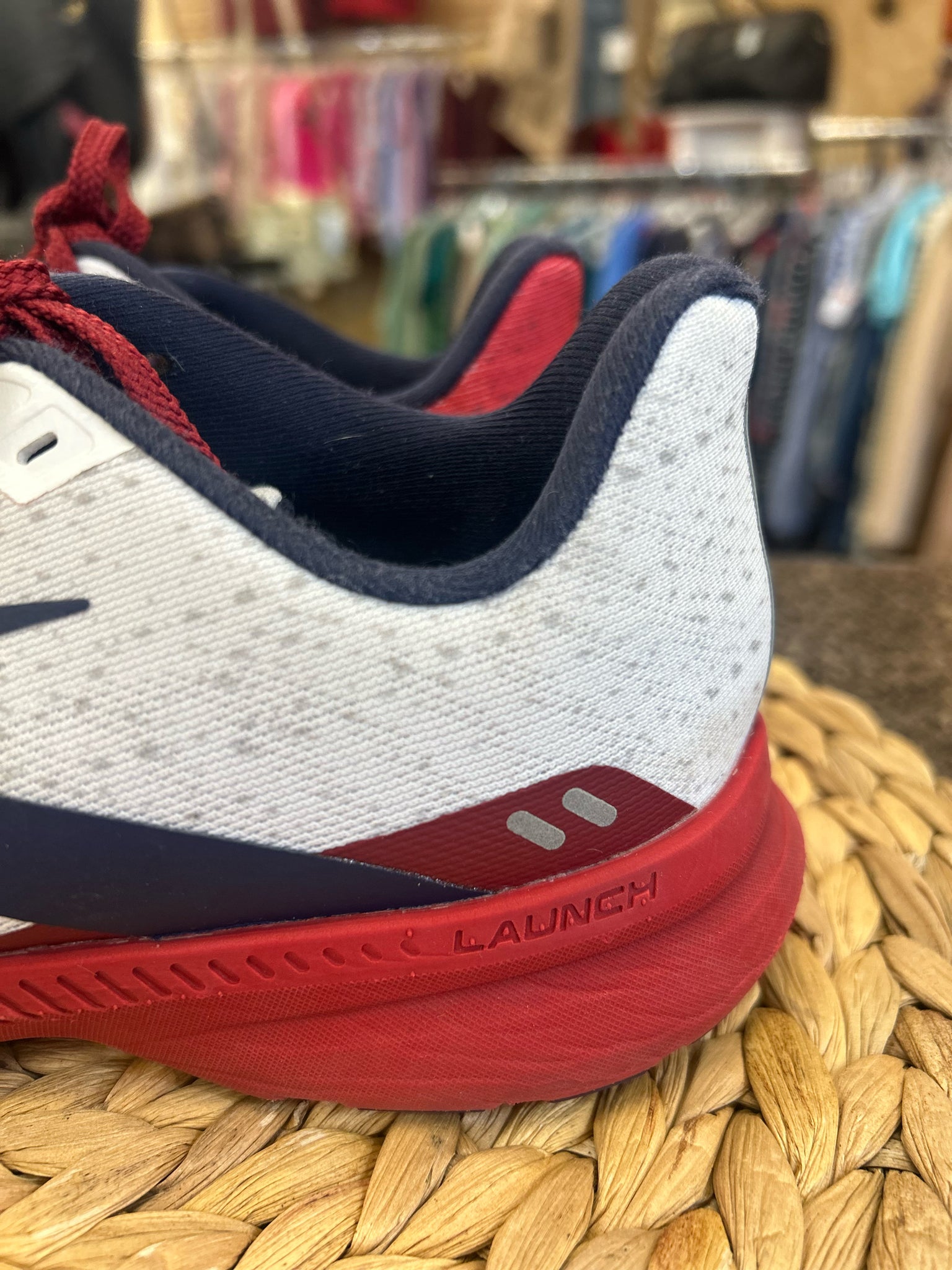 Pre-owned BROOKS White Navy Trim Size 9.5 Designer Sneaker
