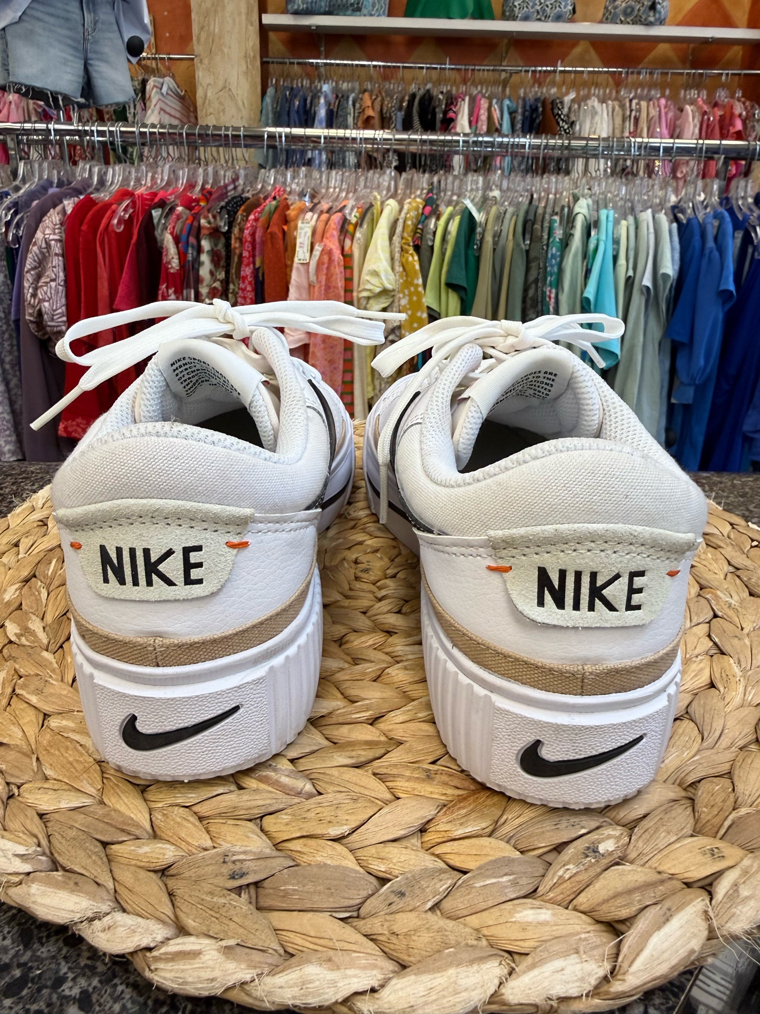 Pre-owned NIKE White Black Trim Size 7.5 Sneaker