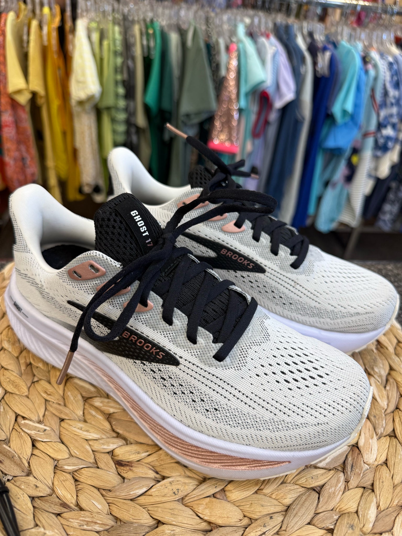 Pre-owned BROOKS Cream Black Trim Size 6.5 Designer Sneaker