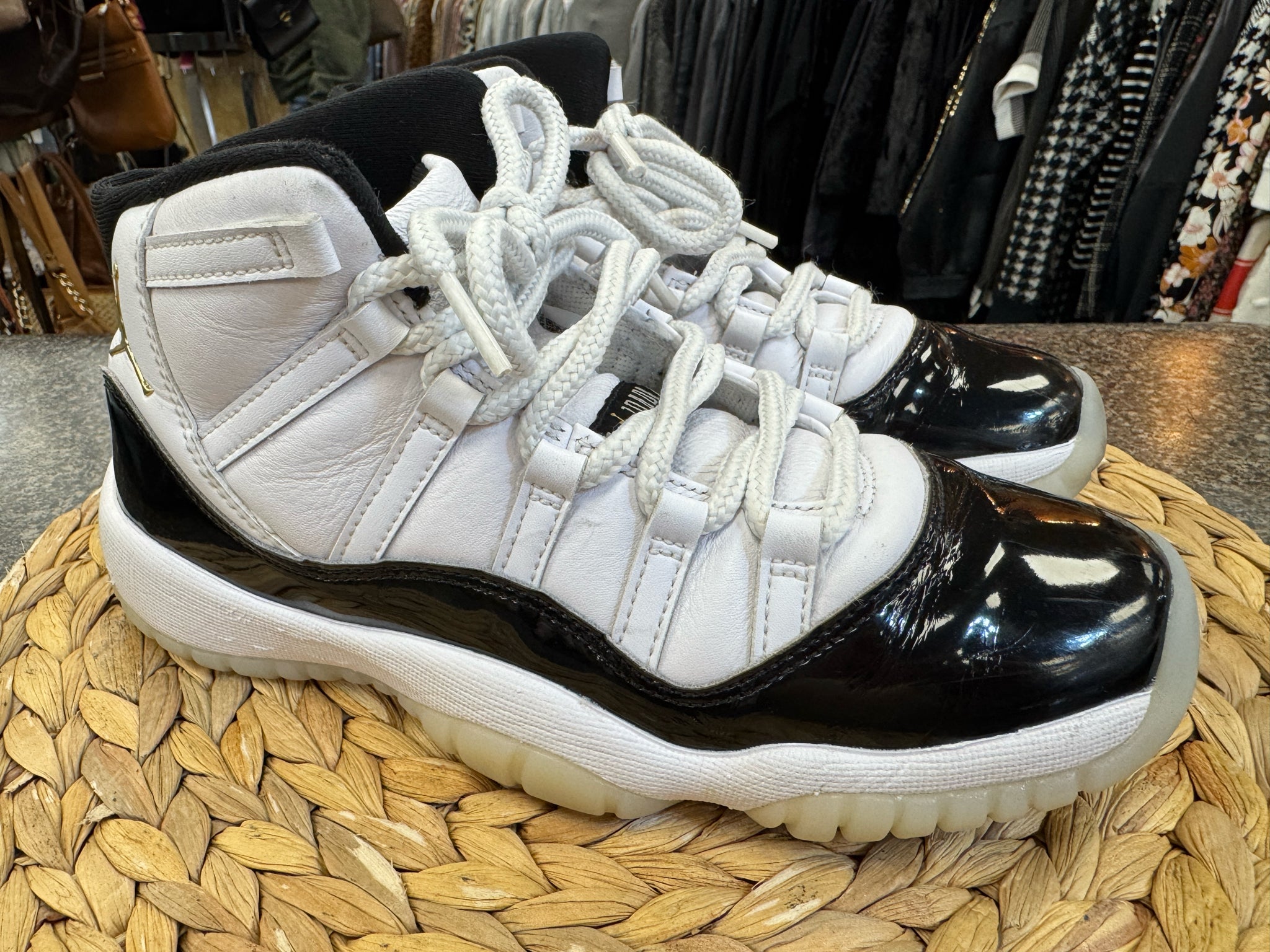 Pre-owned Nike Air Jordan White Black C-SIZE 6 Boys Designer Sneaker