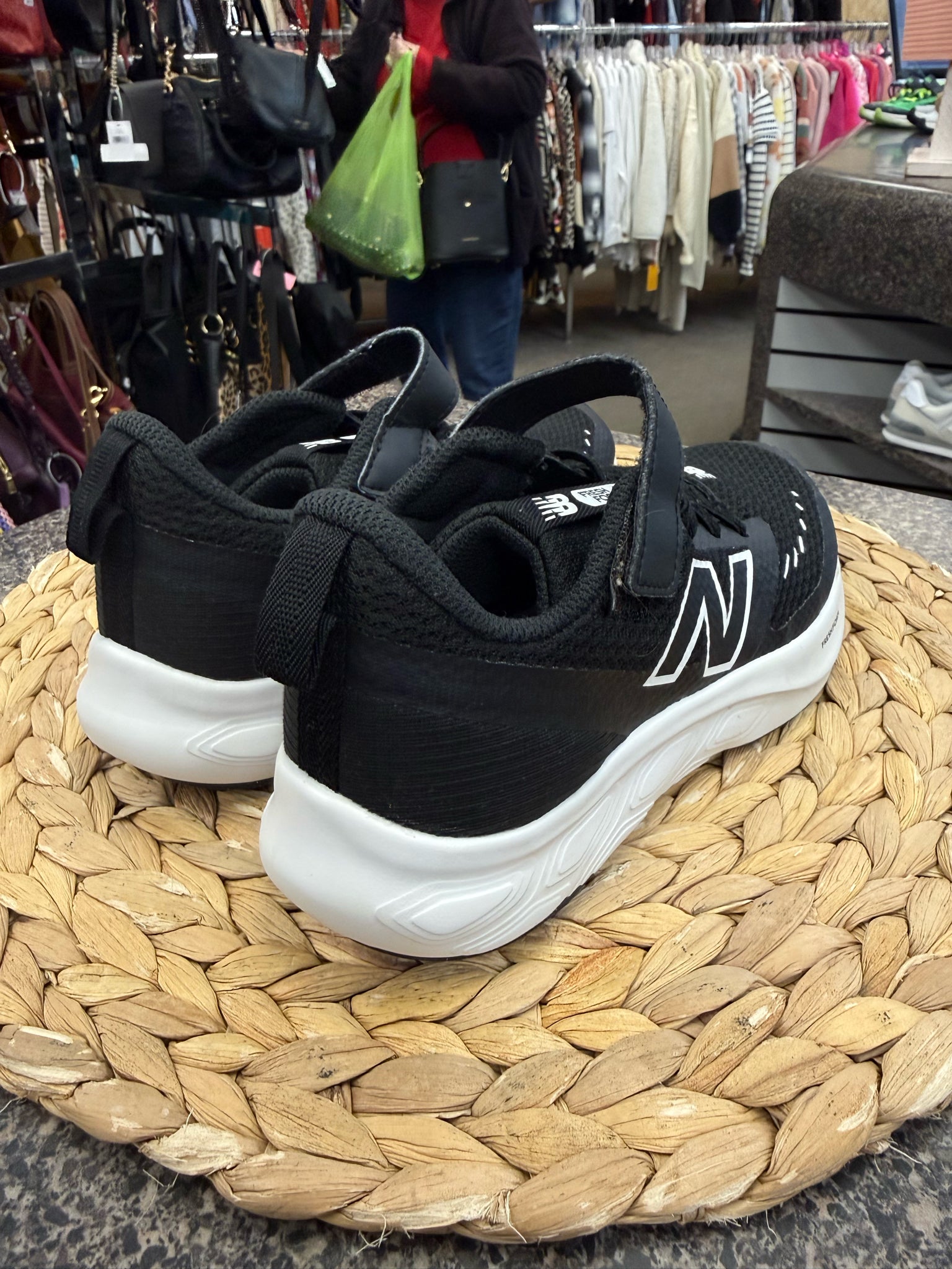 Pre-owned NEW BALANCE Black White Trim C-SIZE 2.5 Boys Sneaker