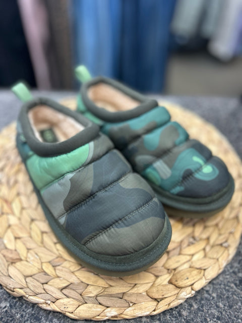 Pre-owned UGG Camouflage Green Size 5 Designer Slipper