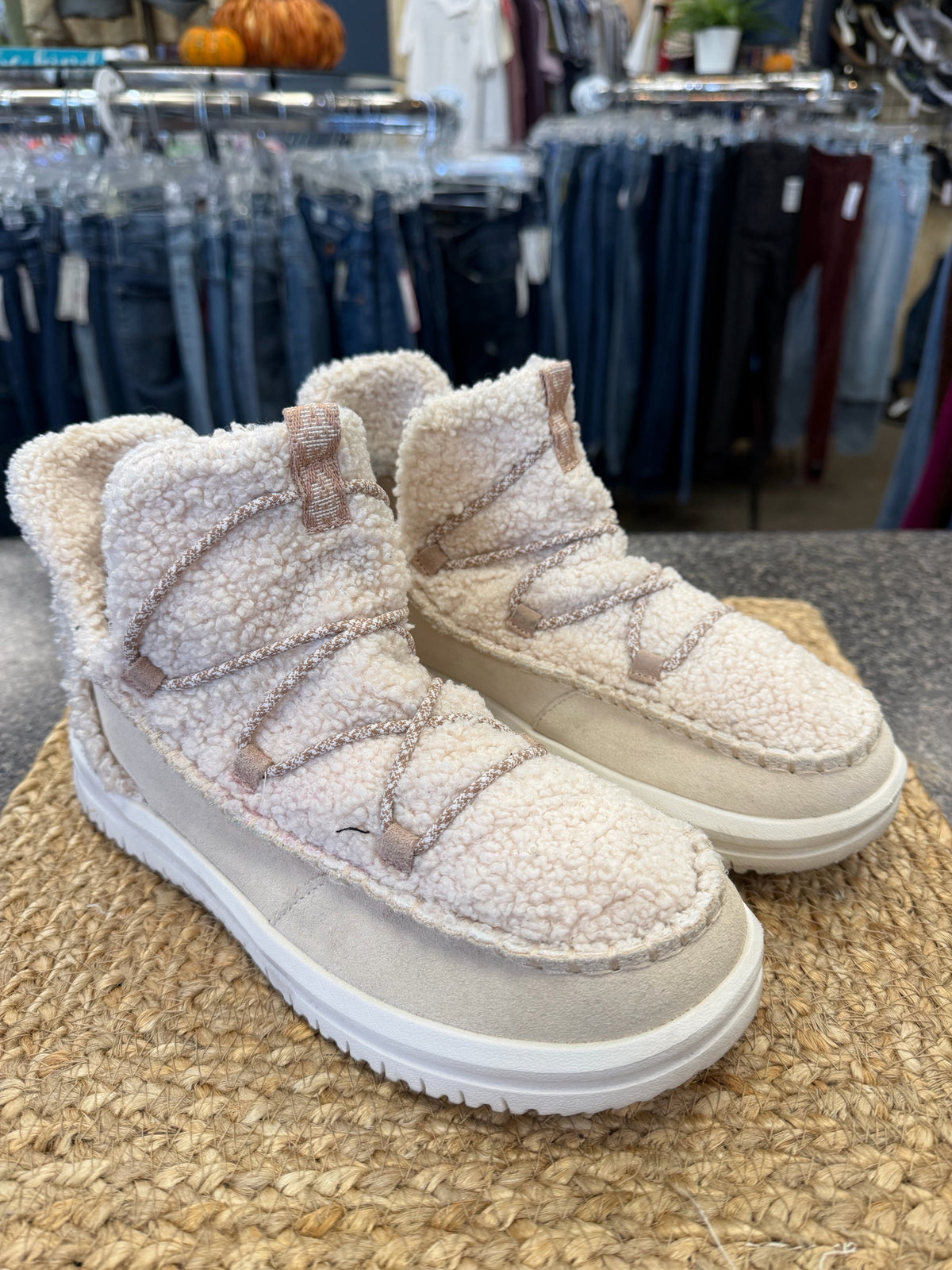 Pre-owned HEY DUDE Cream Size 9 Shoe