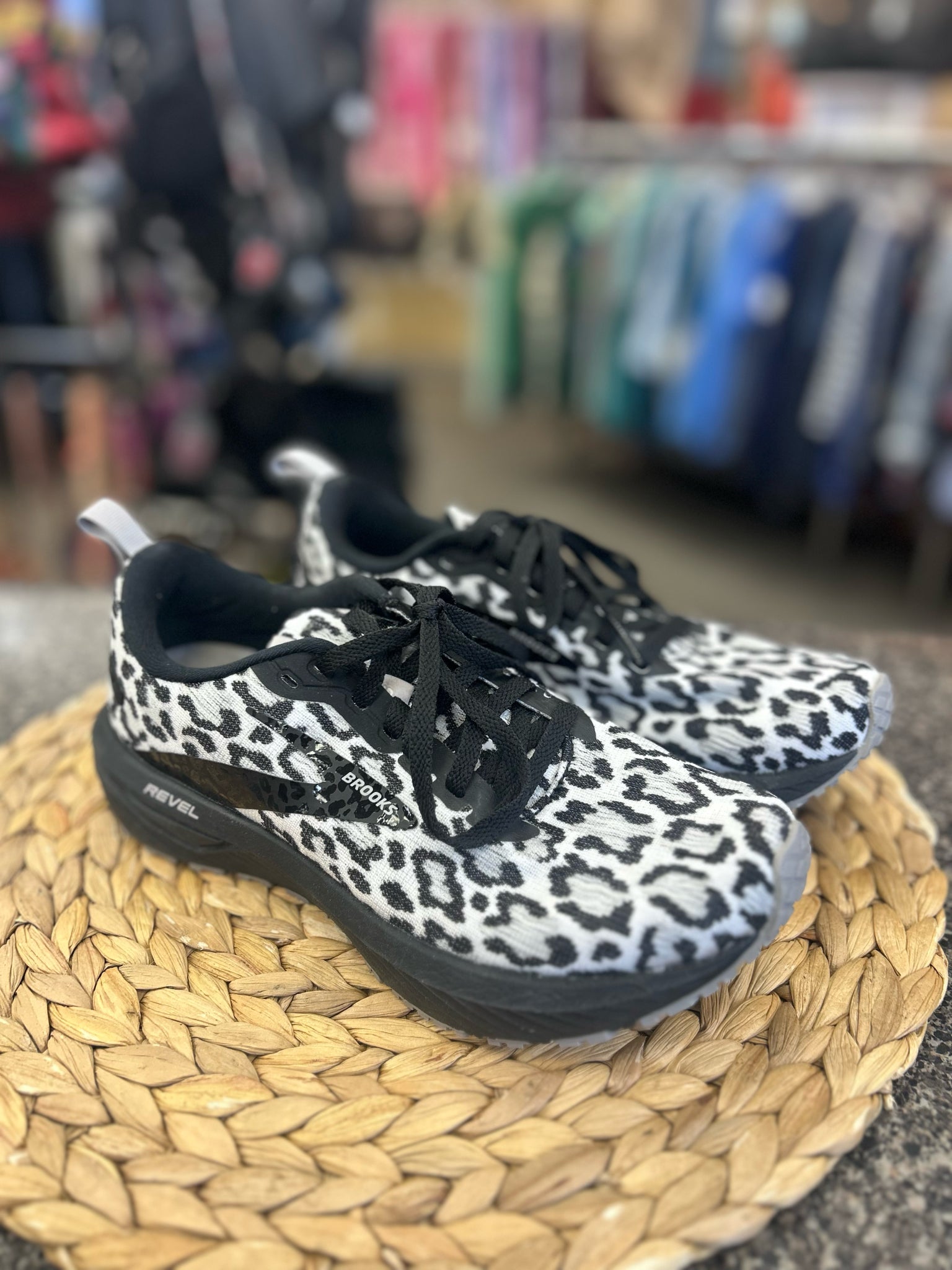 Pre-owned BROOKS White Black Animal Size 7.5 Designer Sneaker