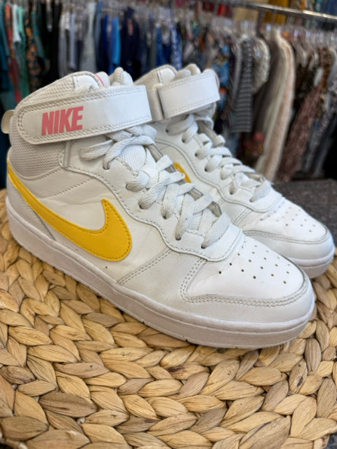 Pre-owned NIKE White Yellow Trim Shoe Size 6.5 GIRLS Designer Sneaker