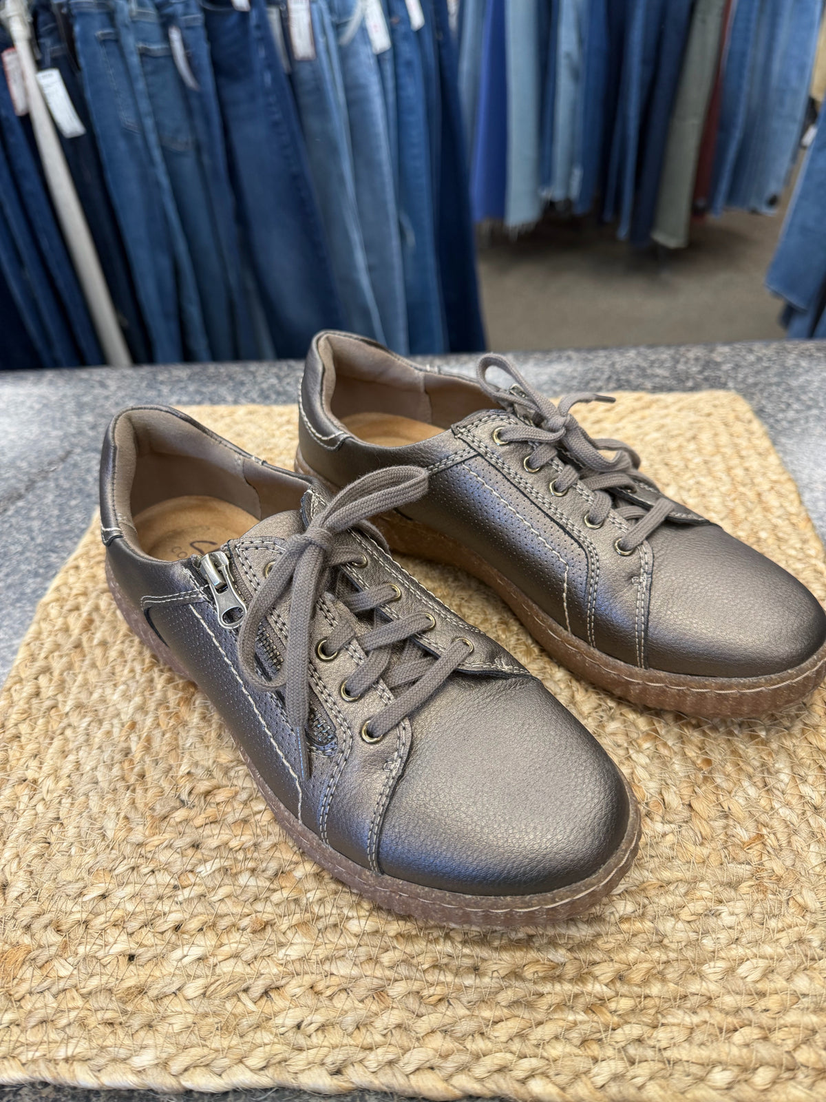 Pre-owned CLARKS Bronze Size 8 Sneaker