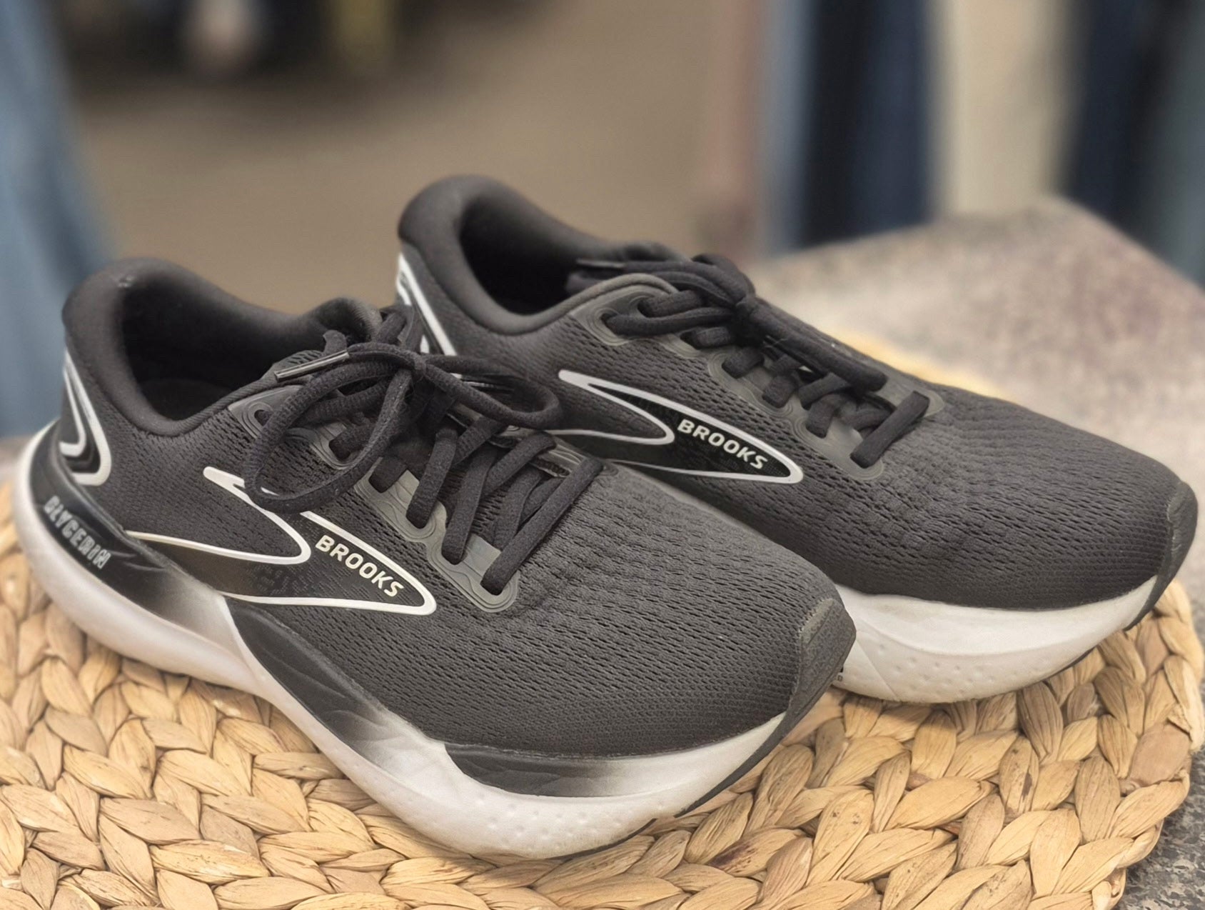 Pre-owned BROOKS Black Black Trim Size 6.5 Designer Sneaker