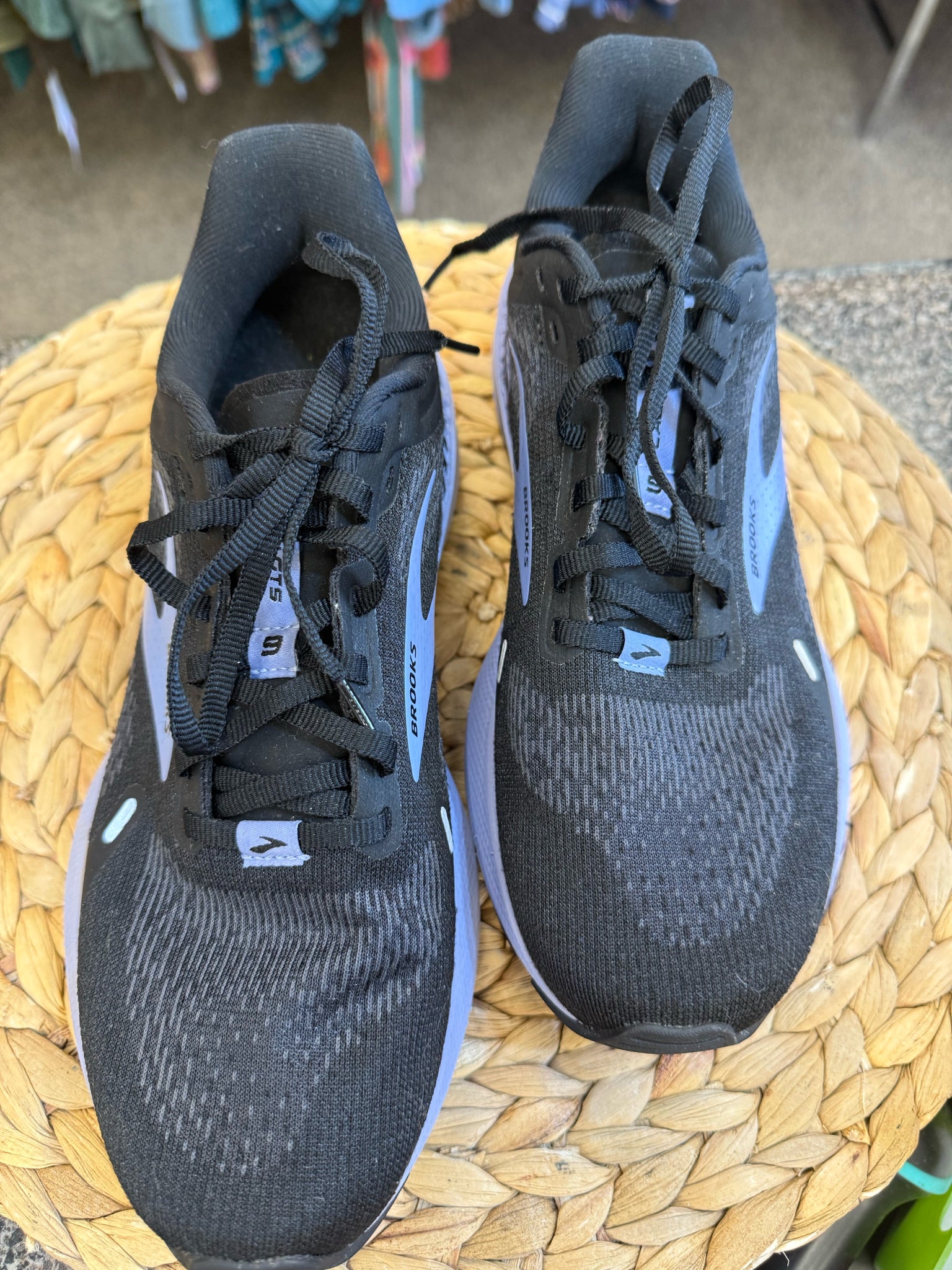 Pre-owned BROOKS Black Lavender Size 7.5 Designer Sneaker