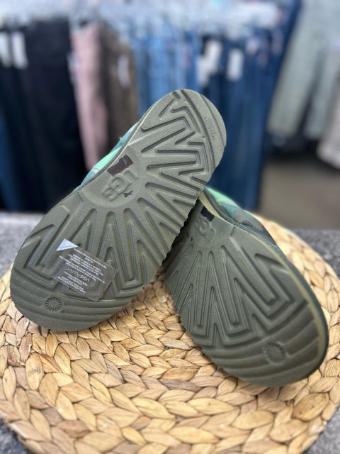 Pre-owned UGG Camouflage Green Size 5 Designer Slipper