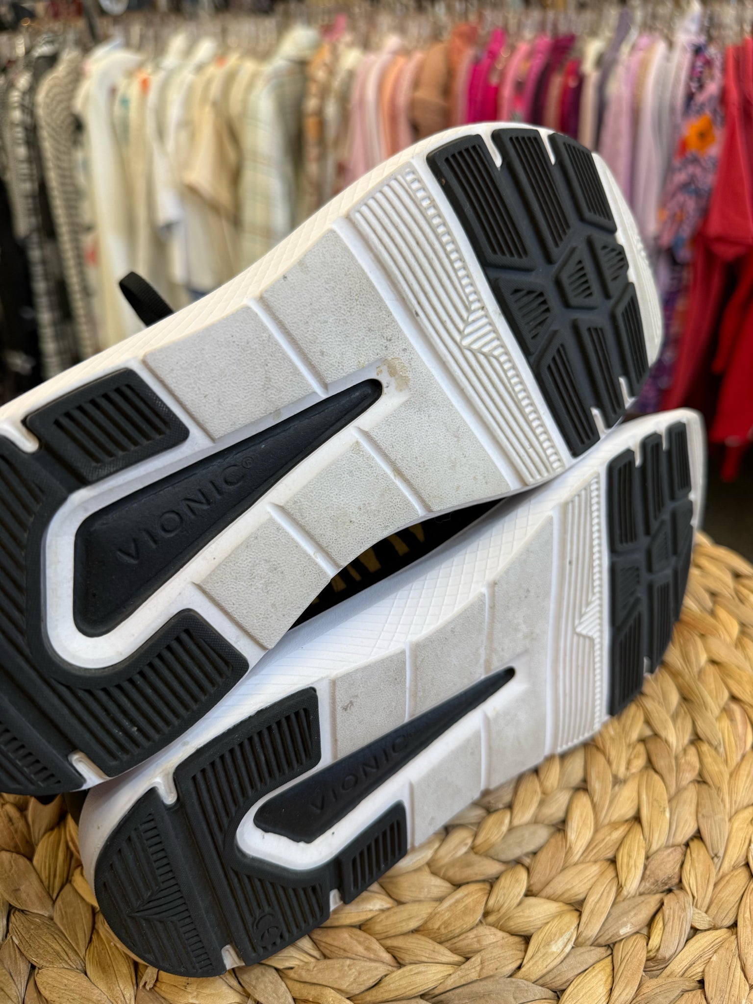 Pre-owned VIONIC Tan animal Black Trim Size 9 Sneaker