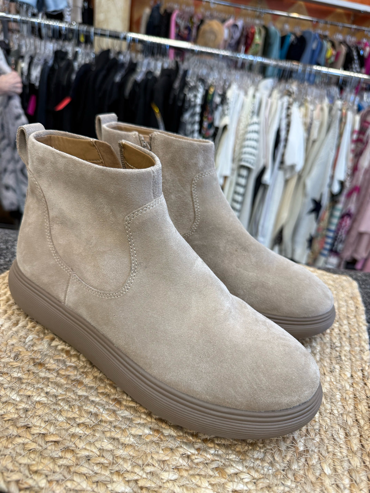 Pre-owned FITFLOPS Tan Size 9 Bootie