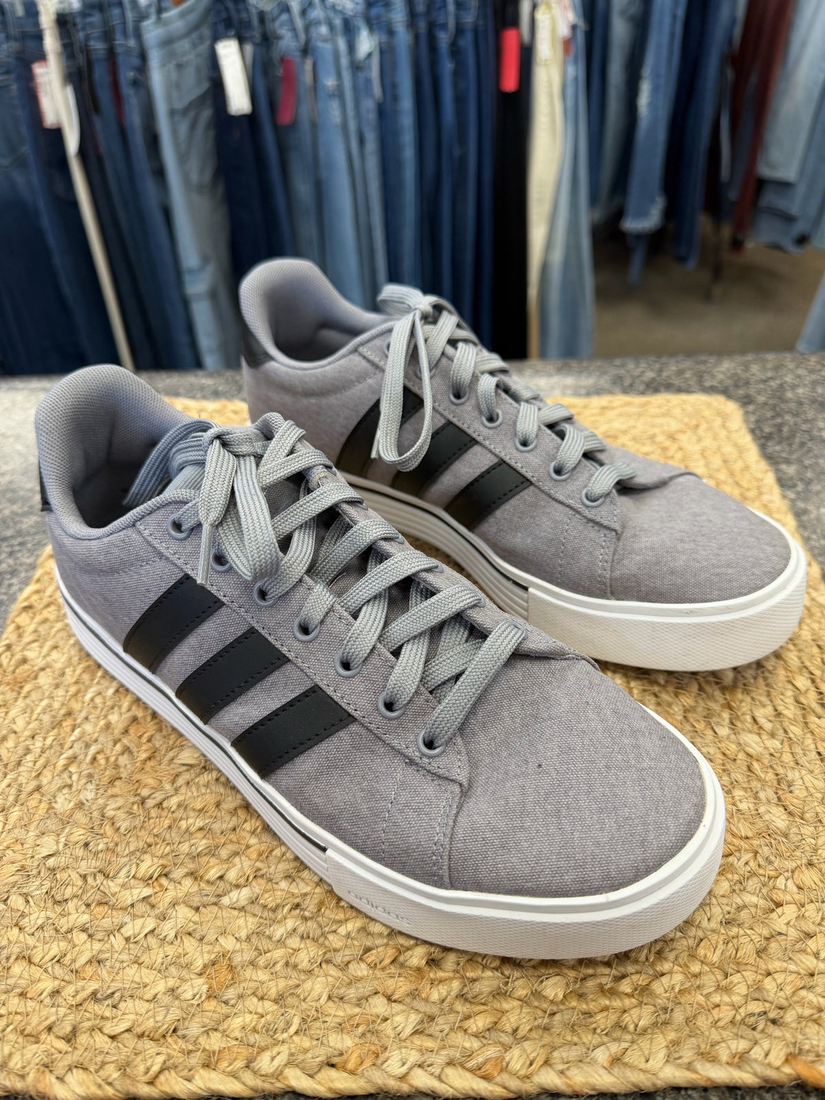 Pre-owned ADIDAS Gray Black Trim SHOE SIZE 9.5 MENS Sneakers