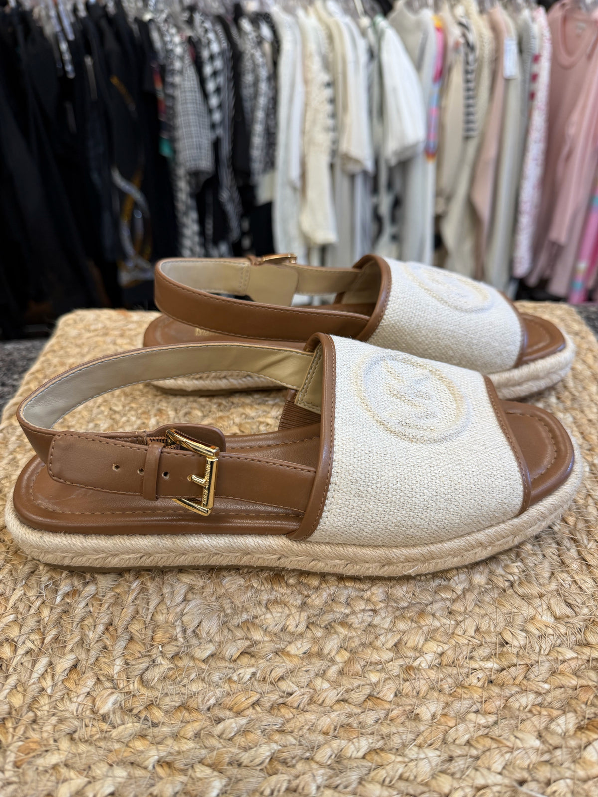 Pre-owned MICHAEL KORS Tan Brown Trim Size 8 Designer Sandal