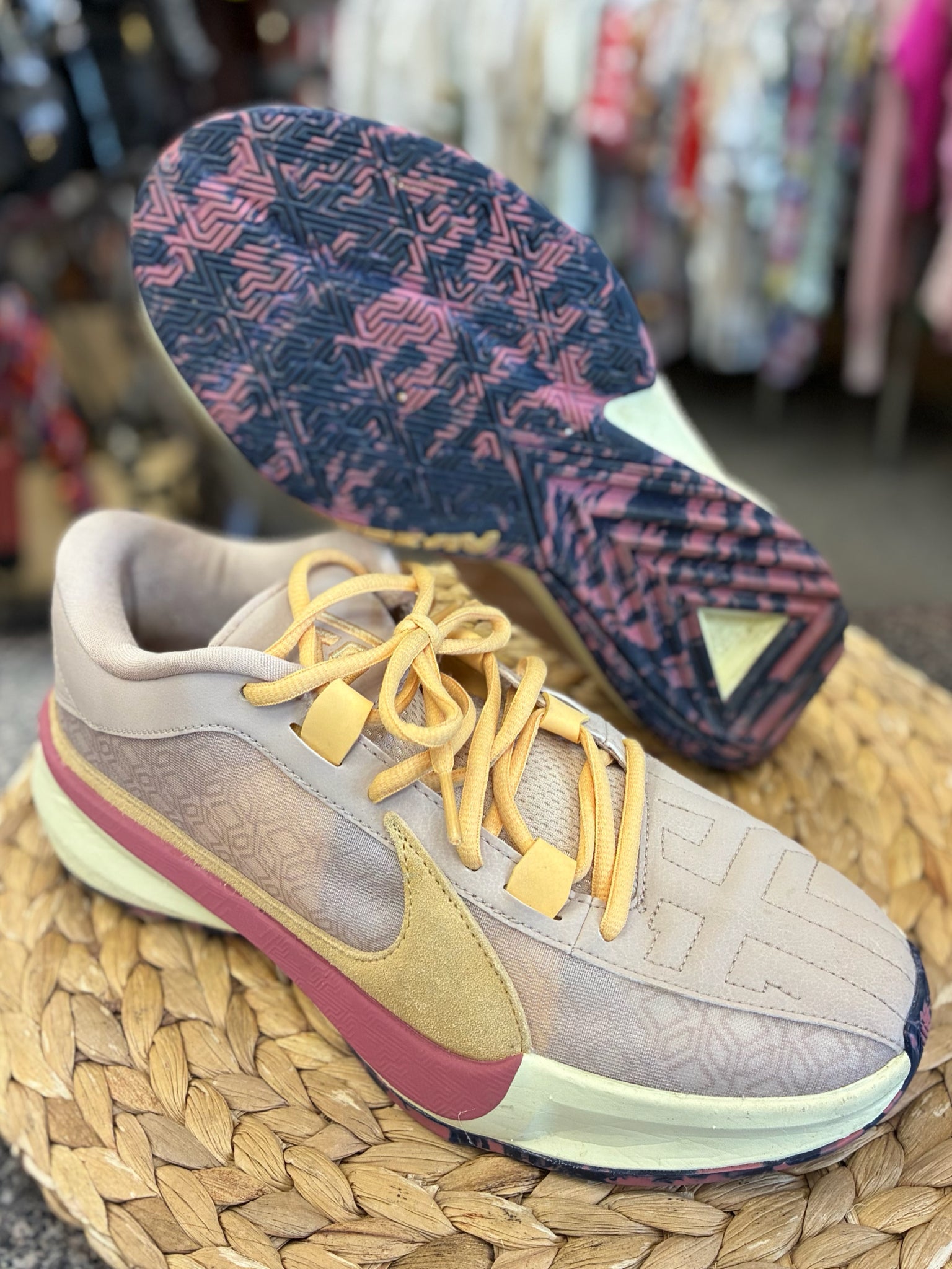 Pre-owned NIKE Gray Peach Trim SHOE SIZE 8.5 MENS Designer Sneaker