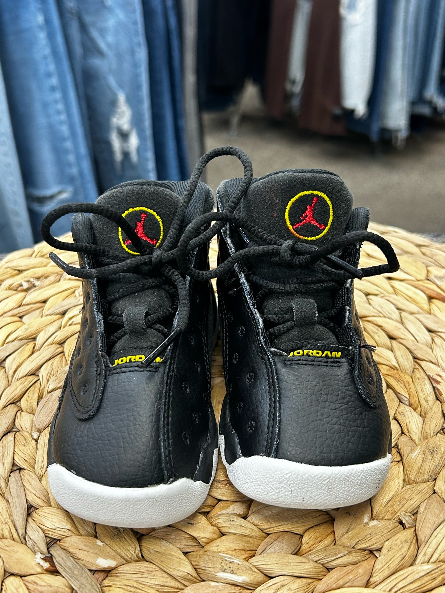 Pre-owned AIR JORDAN Black Yellow Trim C-SIZE 6 Boys Designer Sneaker