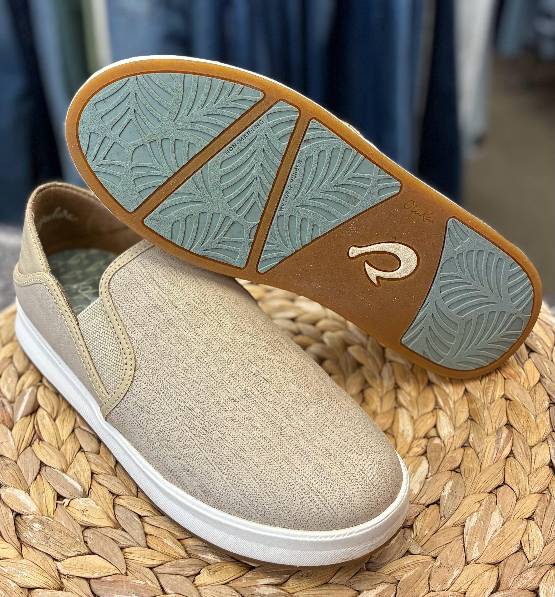 Pre-owned OLUKAI Beige Size 9.5 Shoe