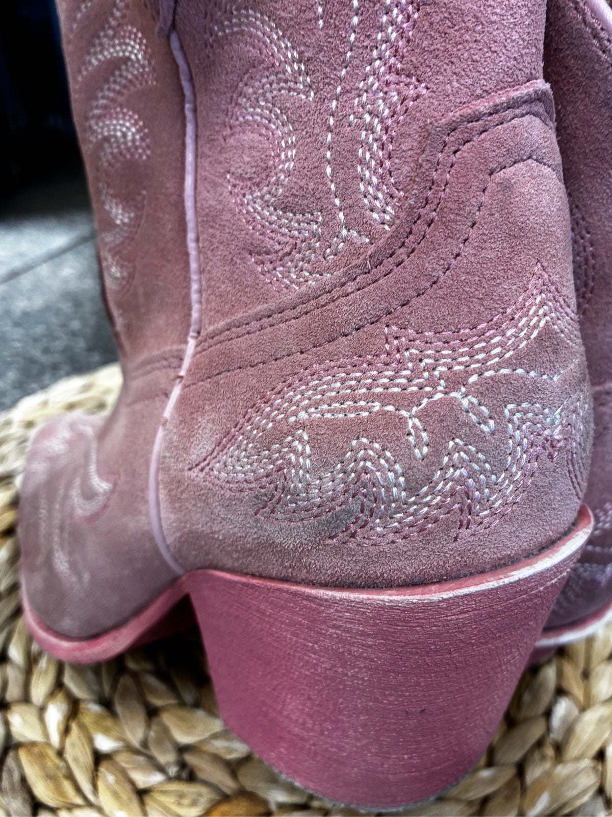 Pre-owned ARIAT Dusty pink Size 8.5 Boot