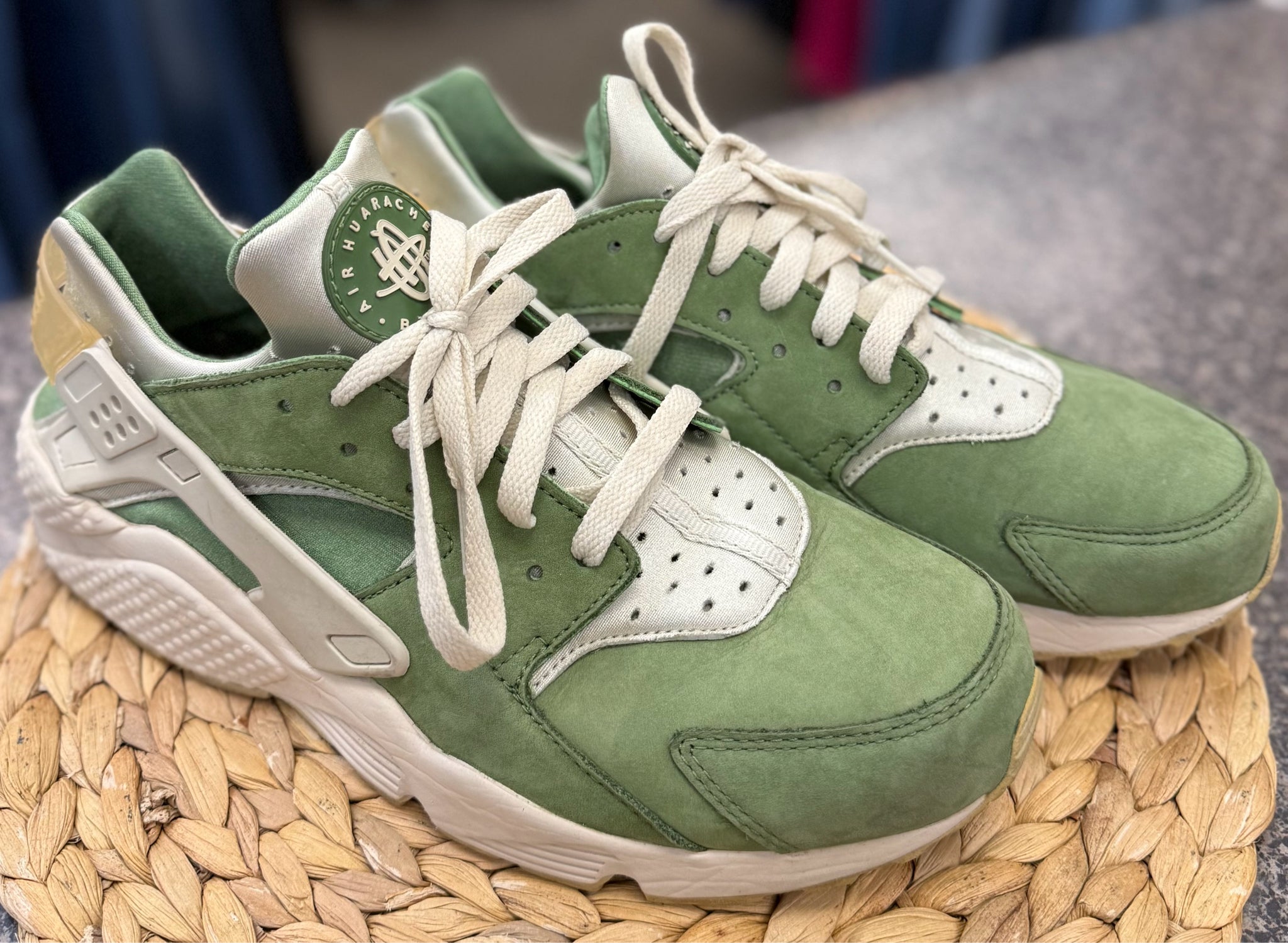 Pre-owned NIKE Green Cream Trim SHOE SIZE 11 MENS Designer Sneaker